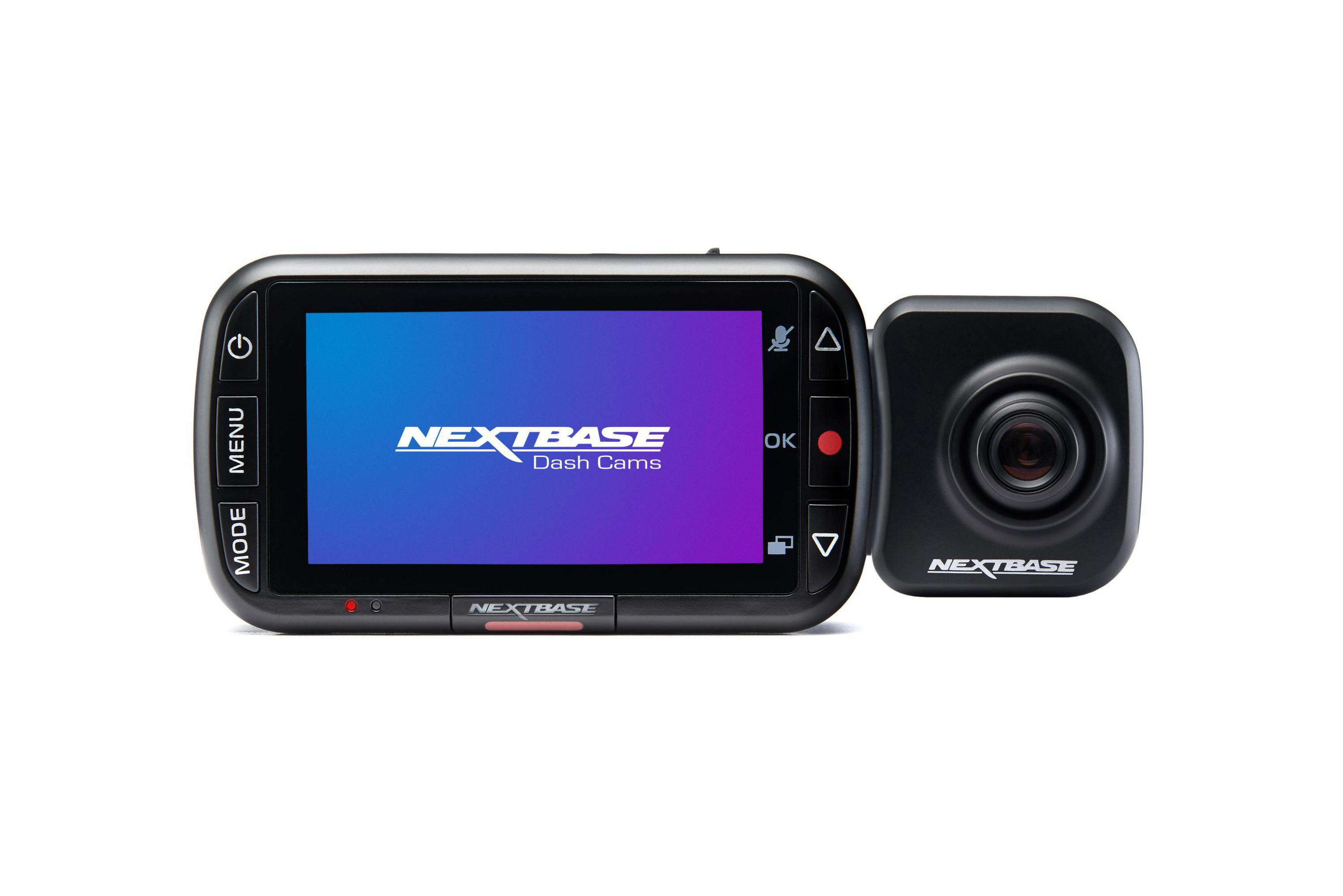 Een zwarte dashcam met een scherm en een lens. De merknaam is NEXTBASE.
