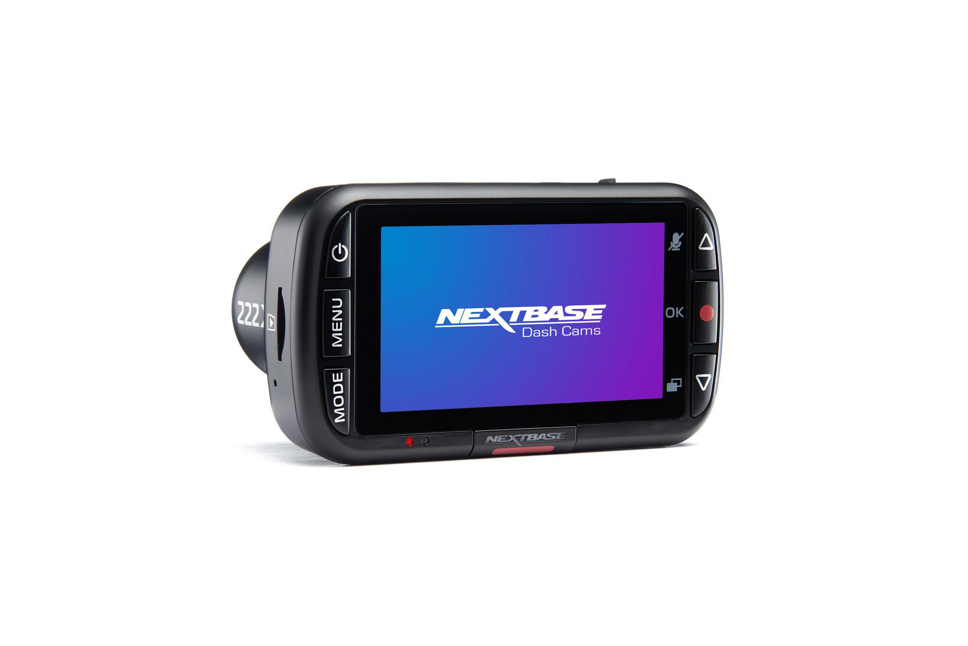 Een dashcam met een scherm waarop het Nextbase-logo wordt weergegeven, geïsoleerd op een witte achtergrond.