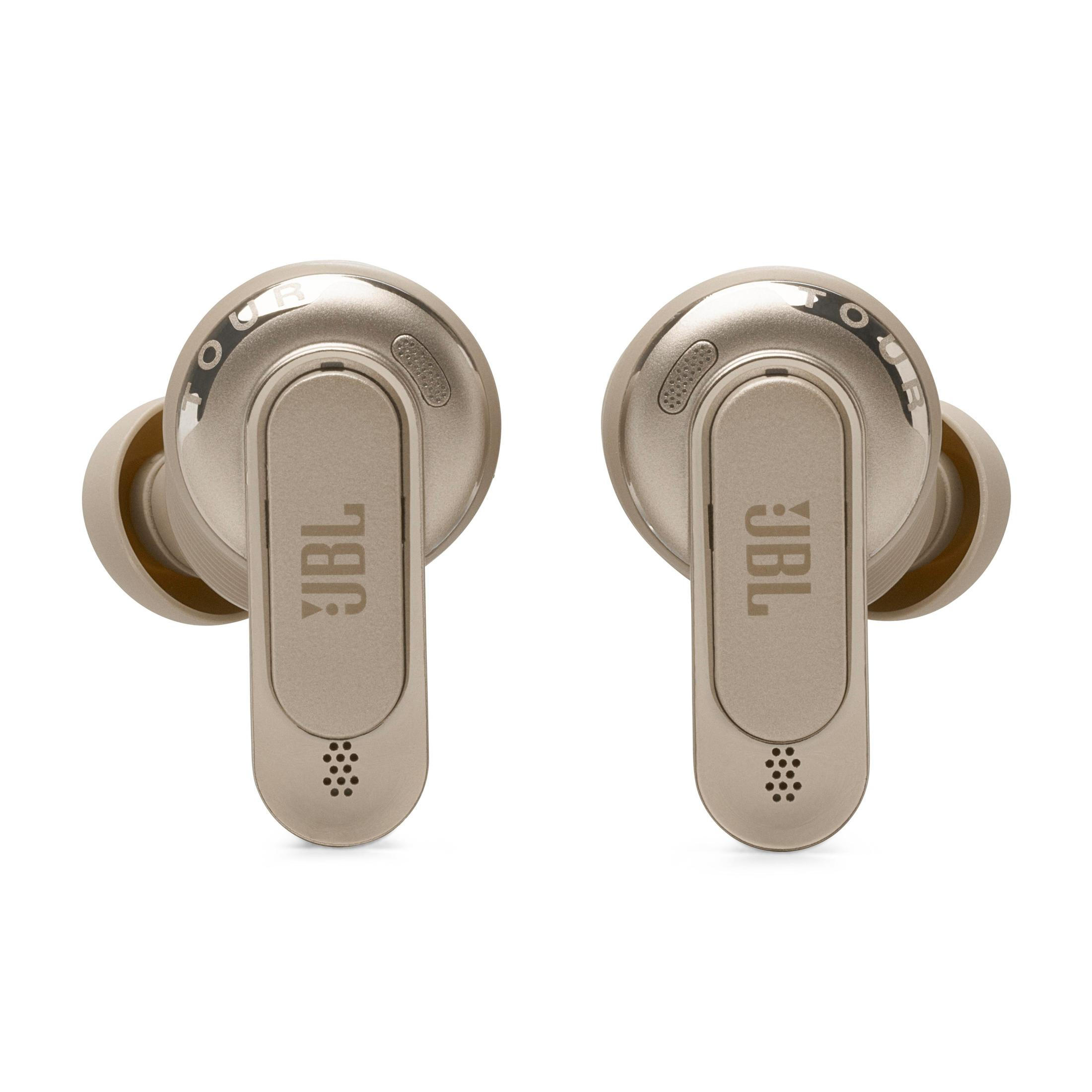 Due auricolari wireless JBL dorati. Ognuno ha un gambo rettangolare. Sfondo bianco.