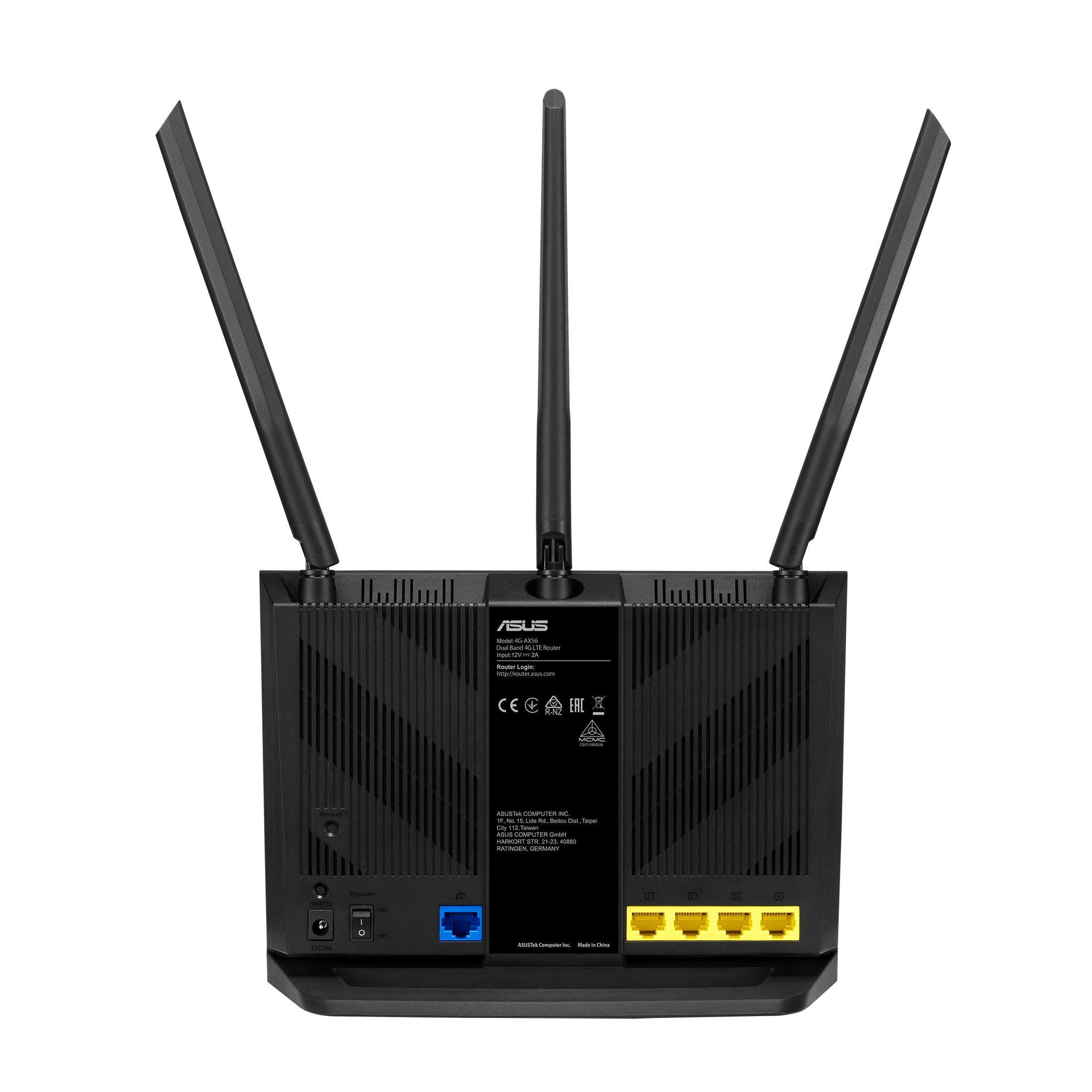 Schwarzer Router mit drei Antennen, verschiedenen Anschlüssen und Etiketten auf der Rückseite. Weißer Hintergrund.