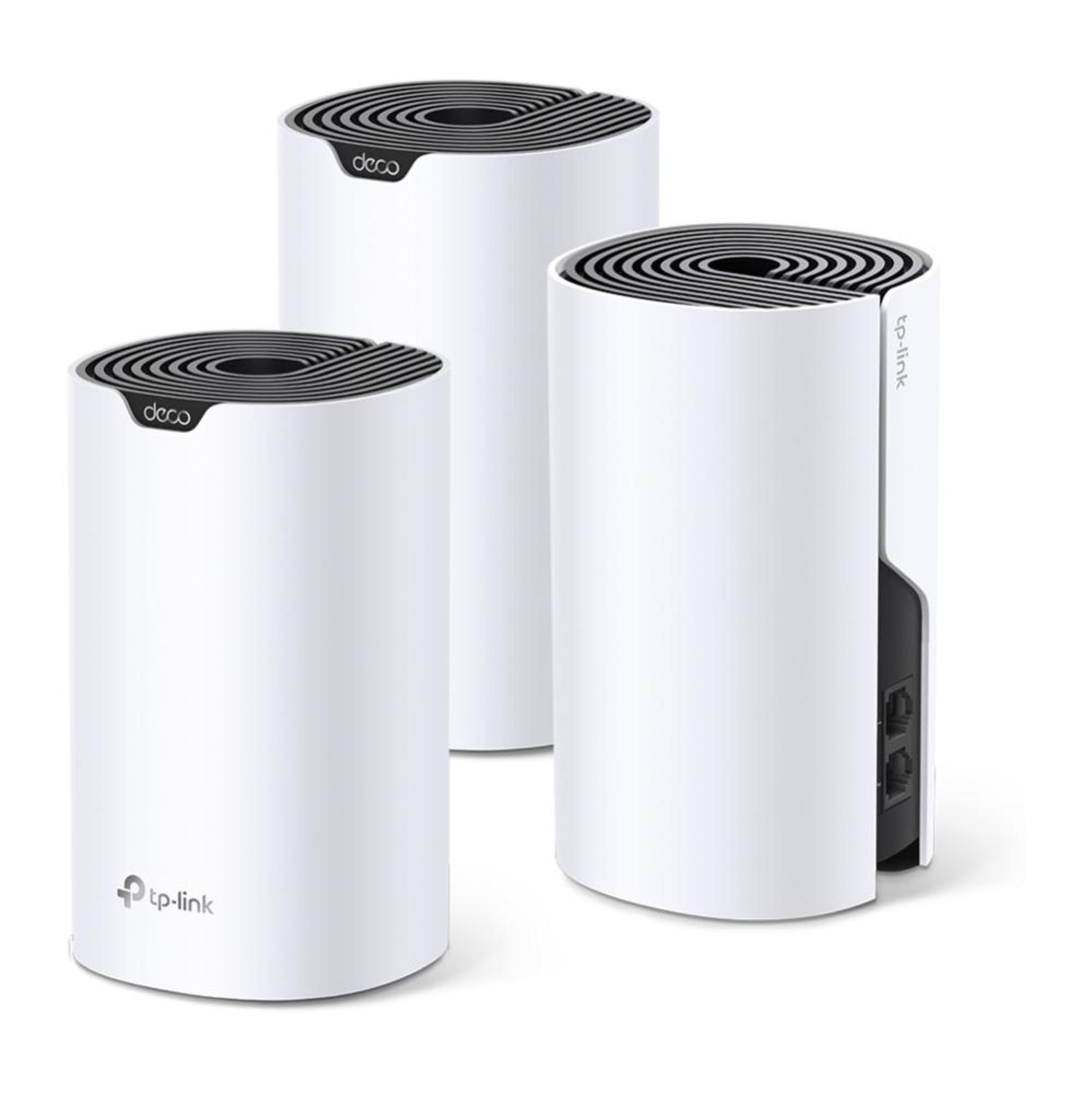 Trzy białe, cylindryczne jednostki wifi TP-Link Deco mesh na białej powierzchni.