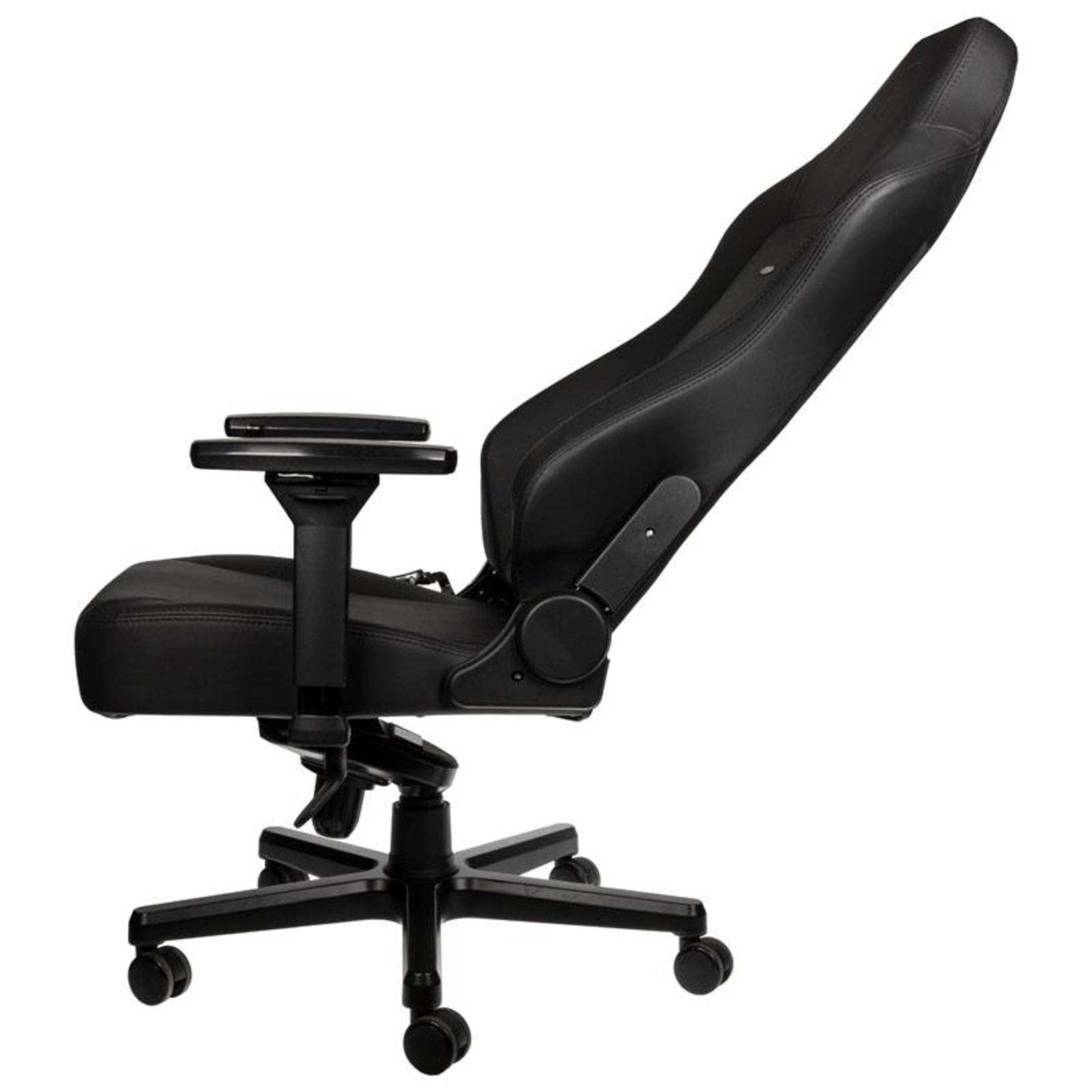 Silla gaming negra sobre fondo blanco.