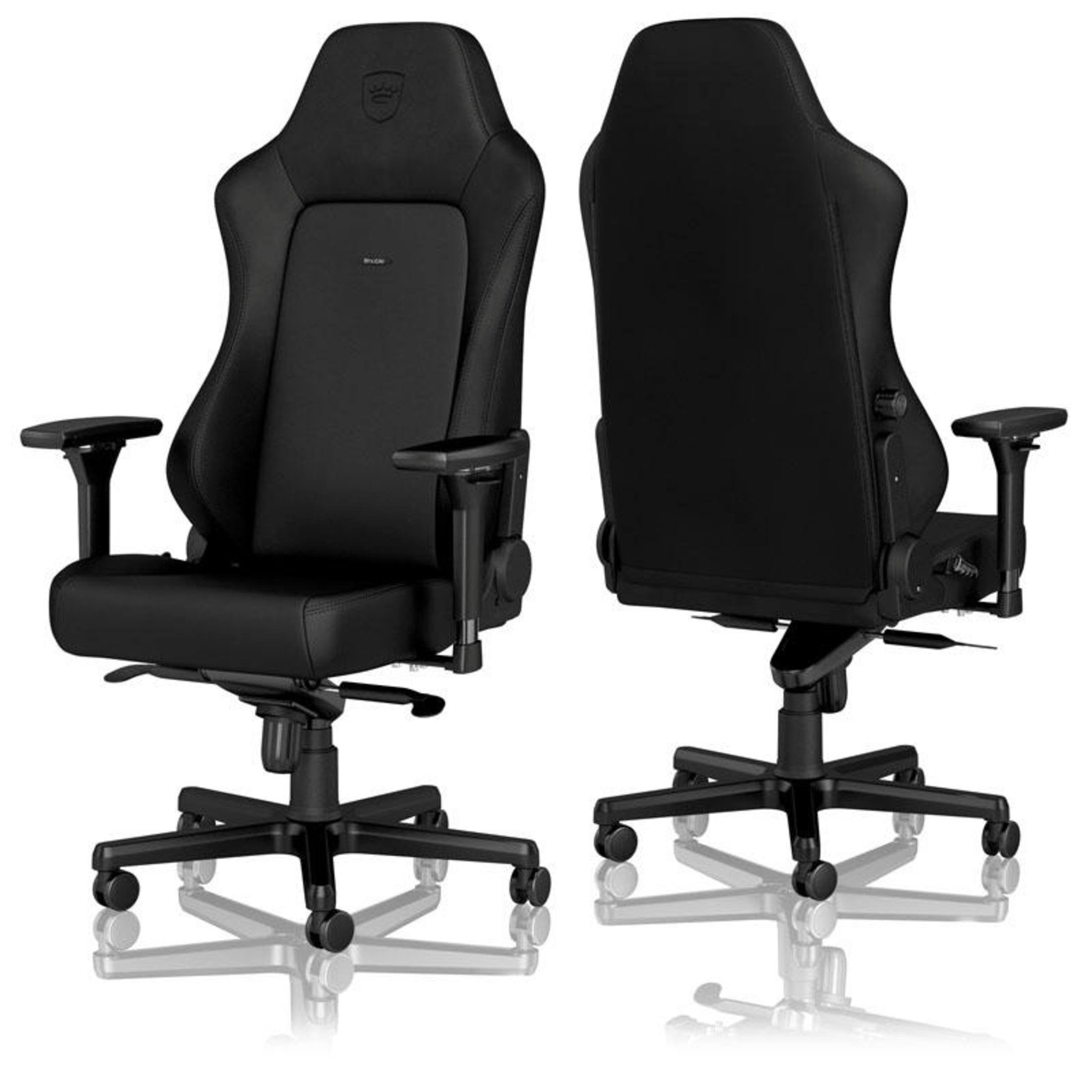 Silla gaming negra, dos vistas. Una frontal, una trasera. Reposabrazos y ruedas visibles.