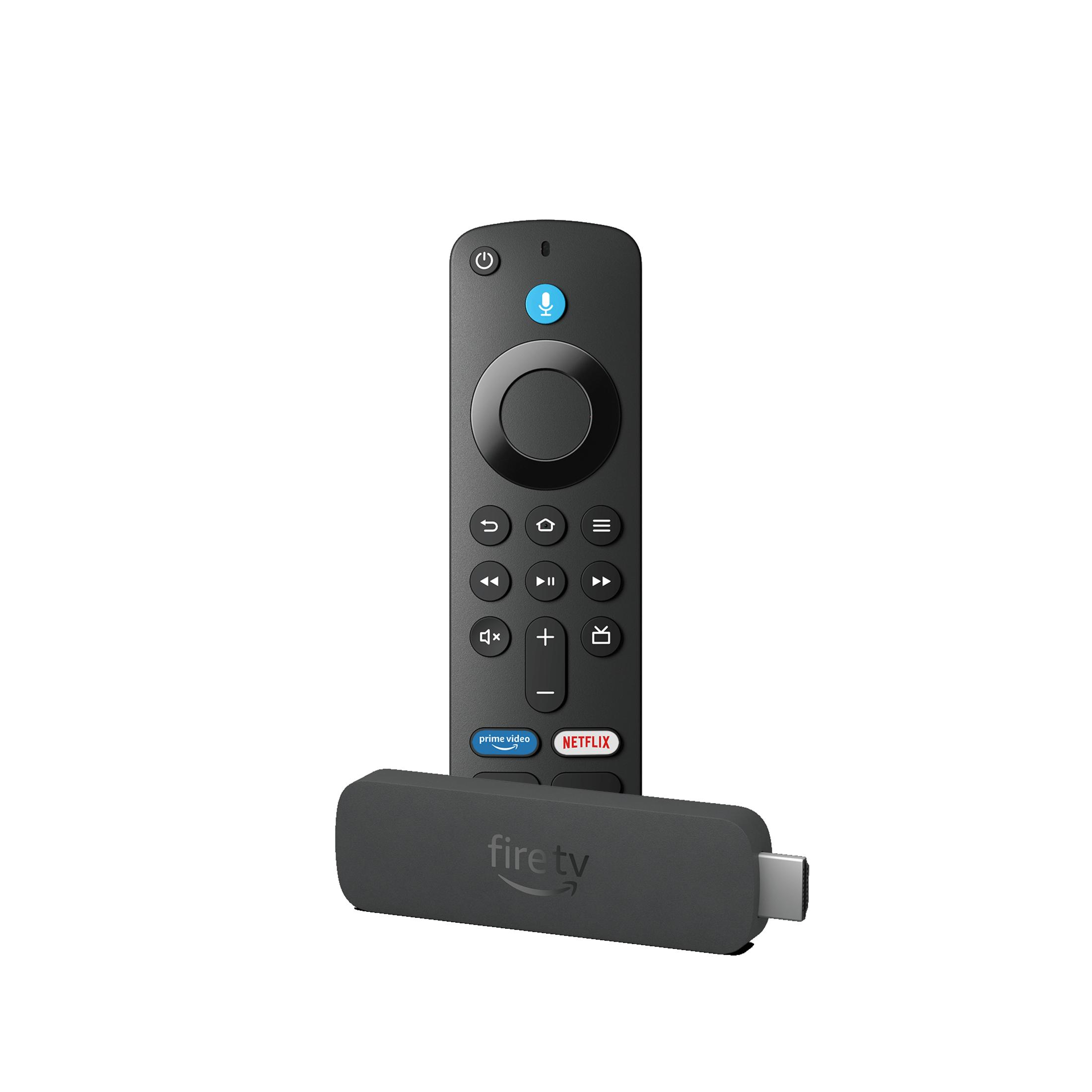Schwarze Fire TV Fernbedienung und Fire TV Stick auf weißem Hintergrund. Viele Knöpfe sichtbar.