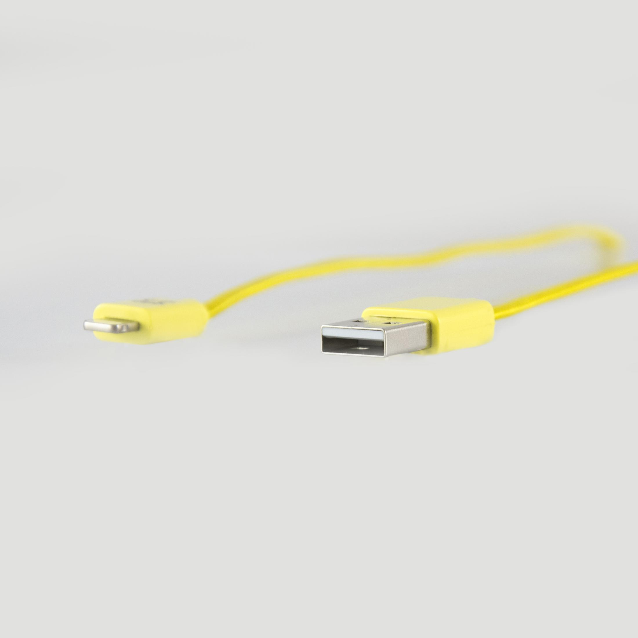 Ein gelbes USB-Kabel mit zwei Steckern. Einer ist USB, der andere Micro-USB.