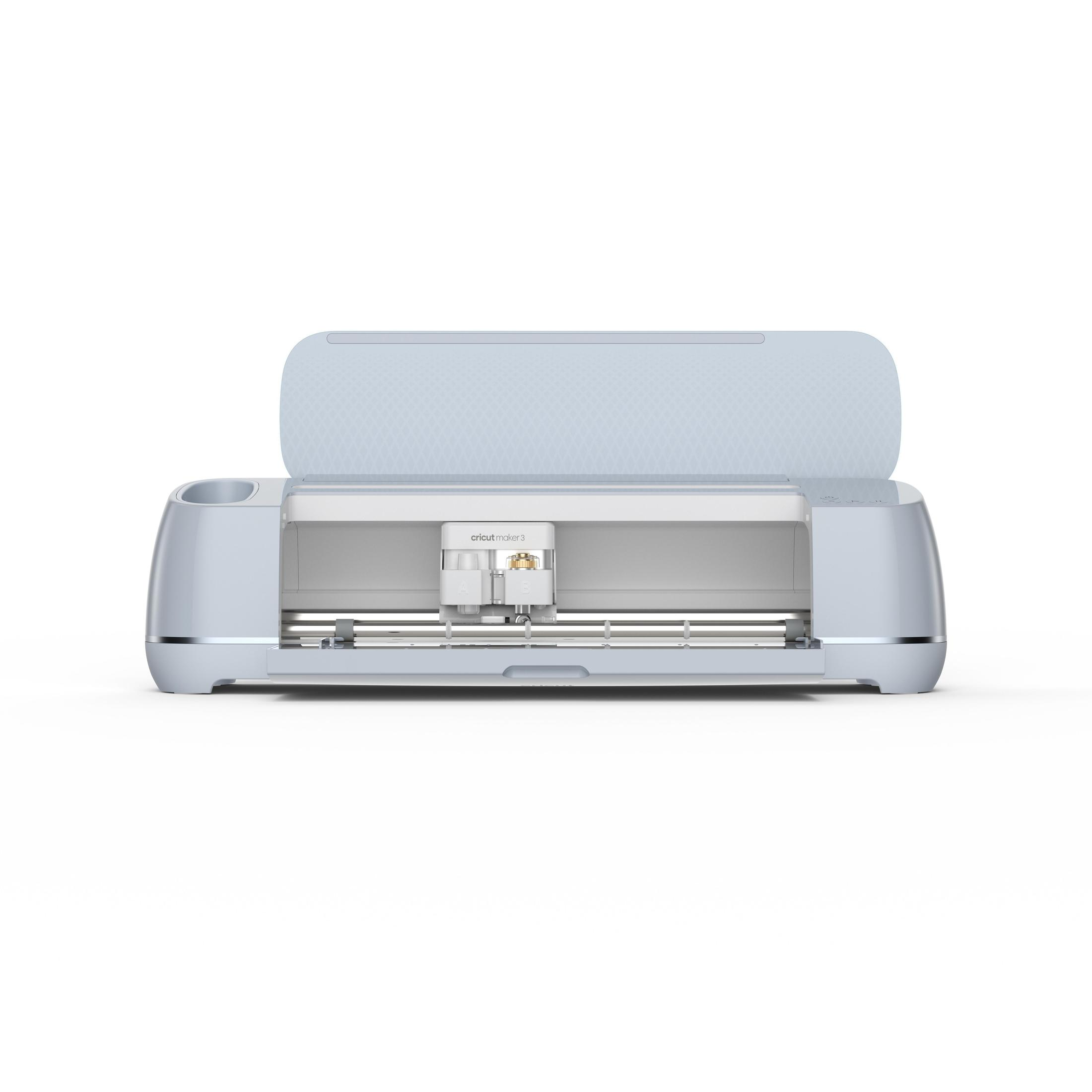 Eine hellblaue Cricut Maker 3 Maschine, geöffnet, mit dem Schneidebereich. Weißer Hintergrund.