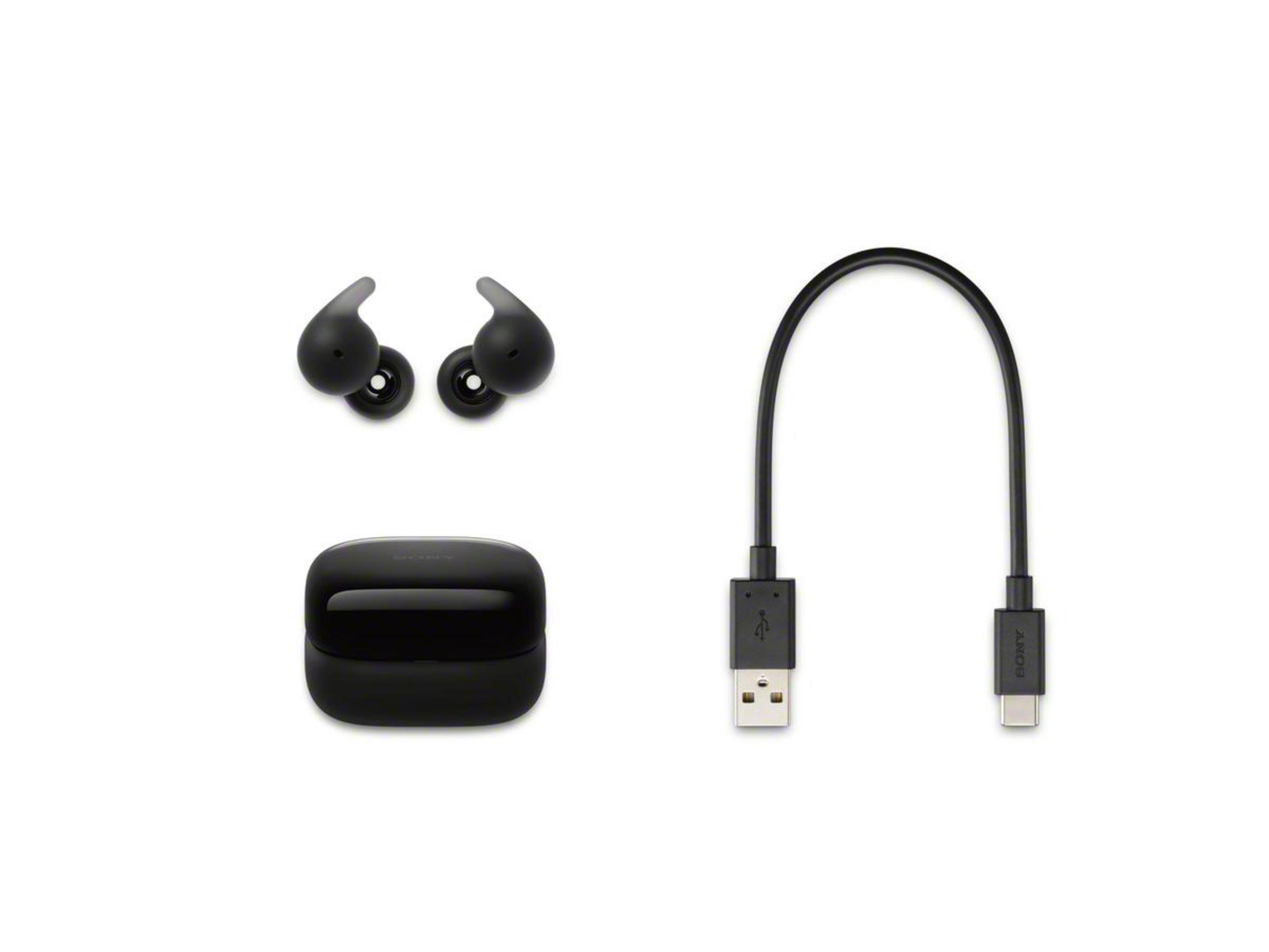 Schwarze Ohrhörer, Ladecase und ein USB-C-Kabel auf weißem Hintergrund.