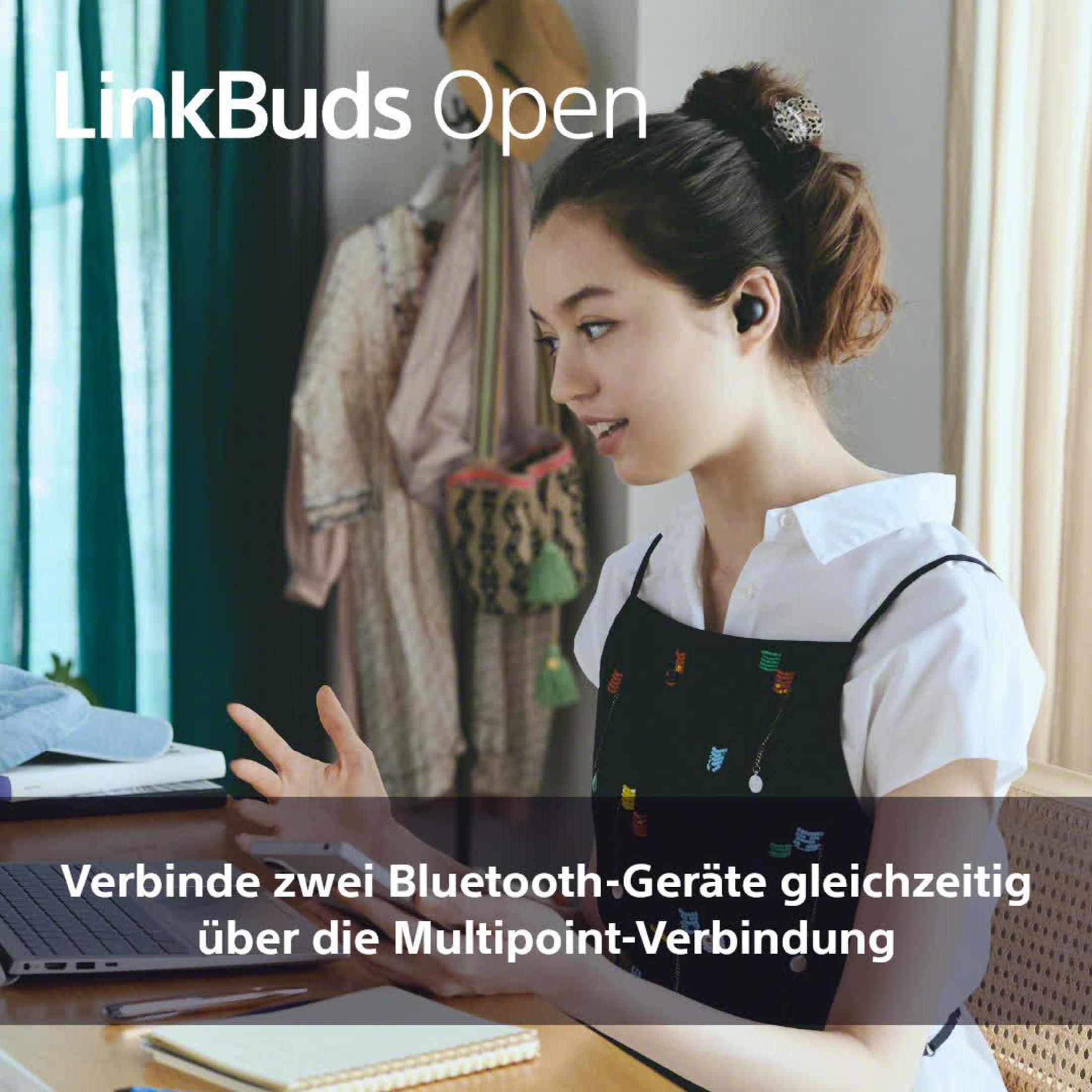 Frau trägt Ohrhörer und schaut auf einen Laptop. Text: 'Verbinde zwei Bluetooth-Geräte gleichzeitig'.
