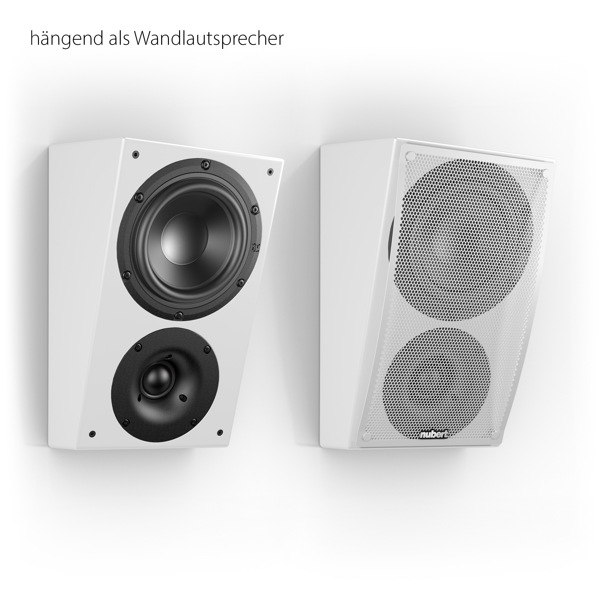 Zwei weiße Lautsprecher an einer weißen Wand montiert. Schwarze Lautsprechertrichter.