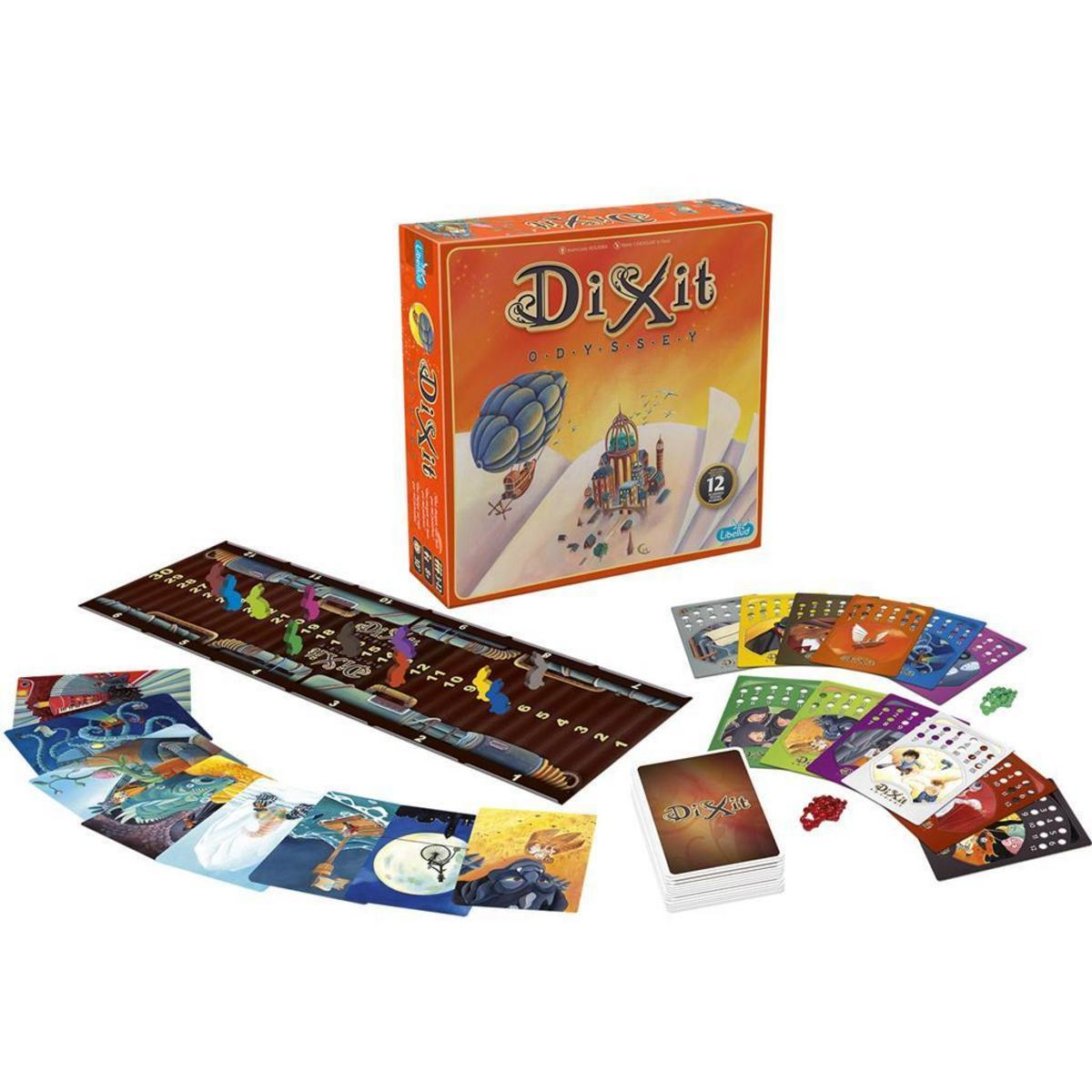 Un juego de mesa Dixit. La caja y las piezas del juego están sobre una superficie blanca.