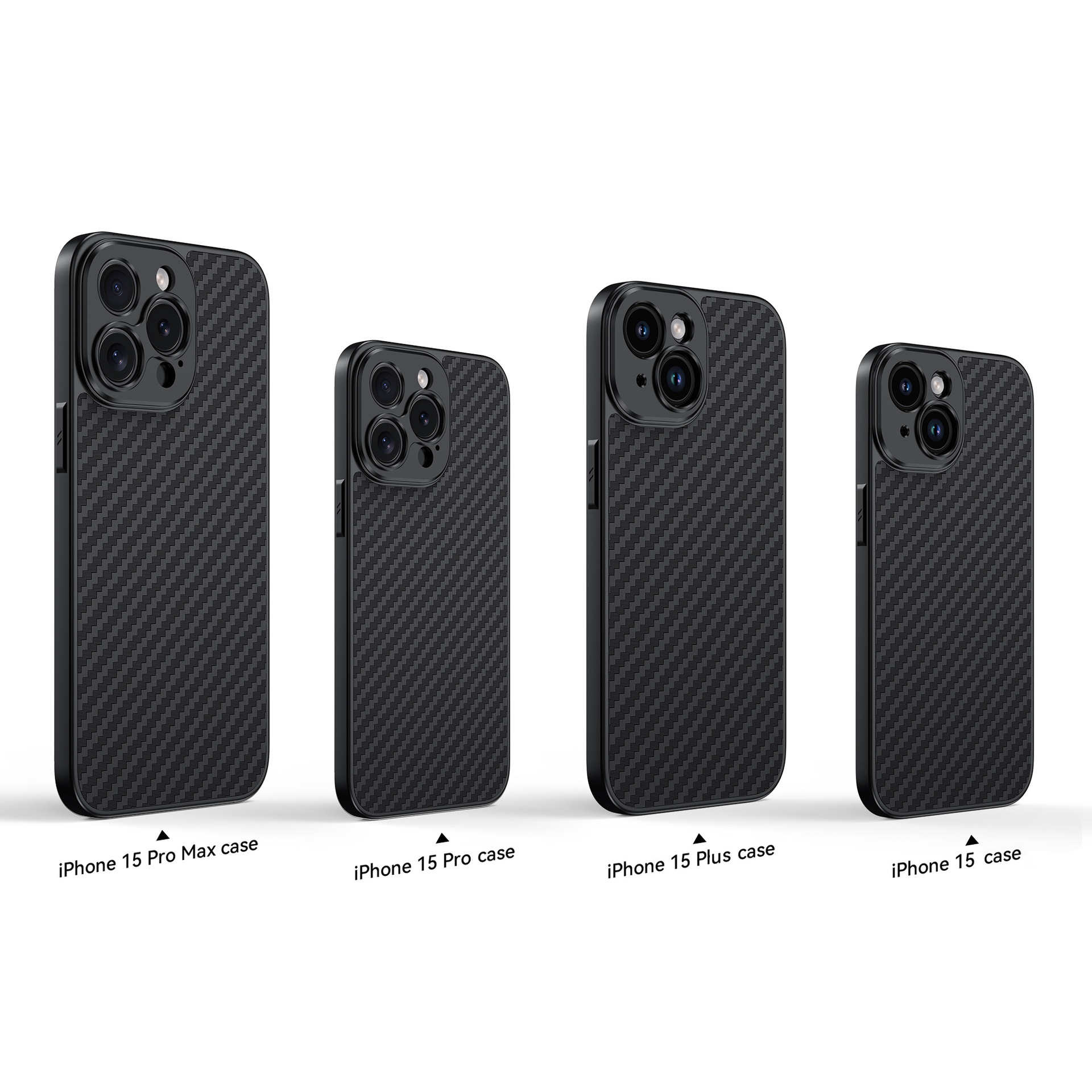 Quatre coques de téléphone noires avec des textures en fibre de carbone. Elles ont différentes tailles.