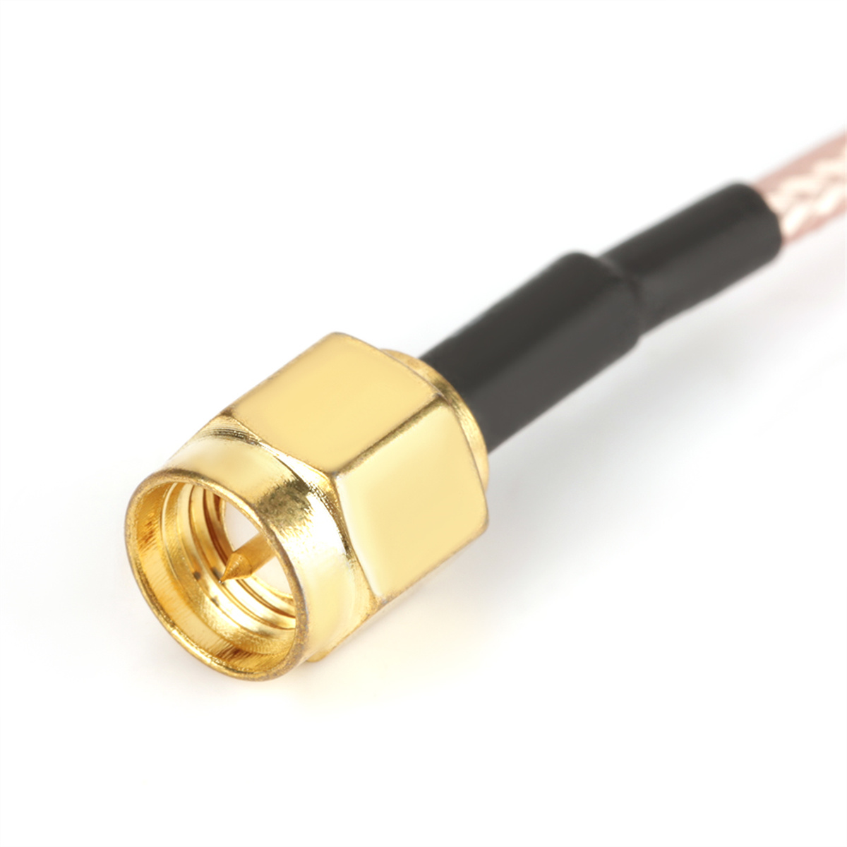 Ein goldfarbener SMA-Stecker mit angeschlossenem Kabel, weißer Hintergrund.