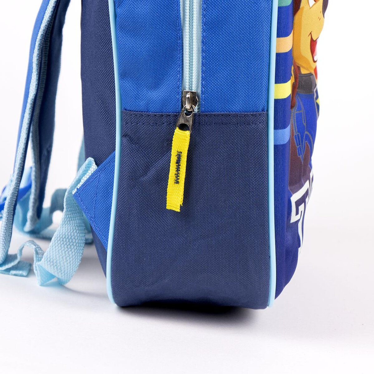 Blauer Rucksack mit Reißverschluss und Paw Patrol-Figur. Gelber Reißverschluss.