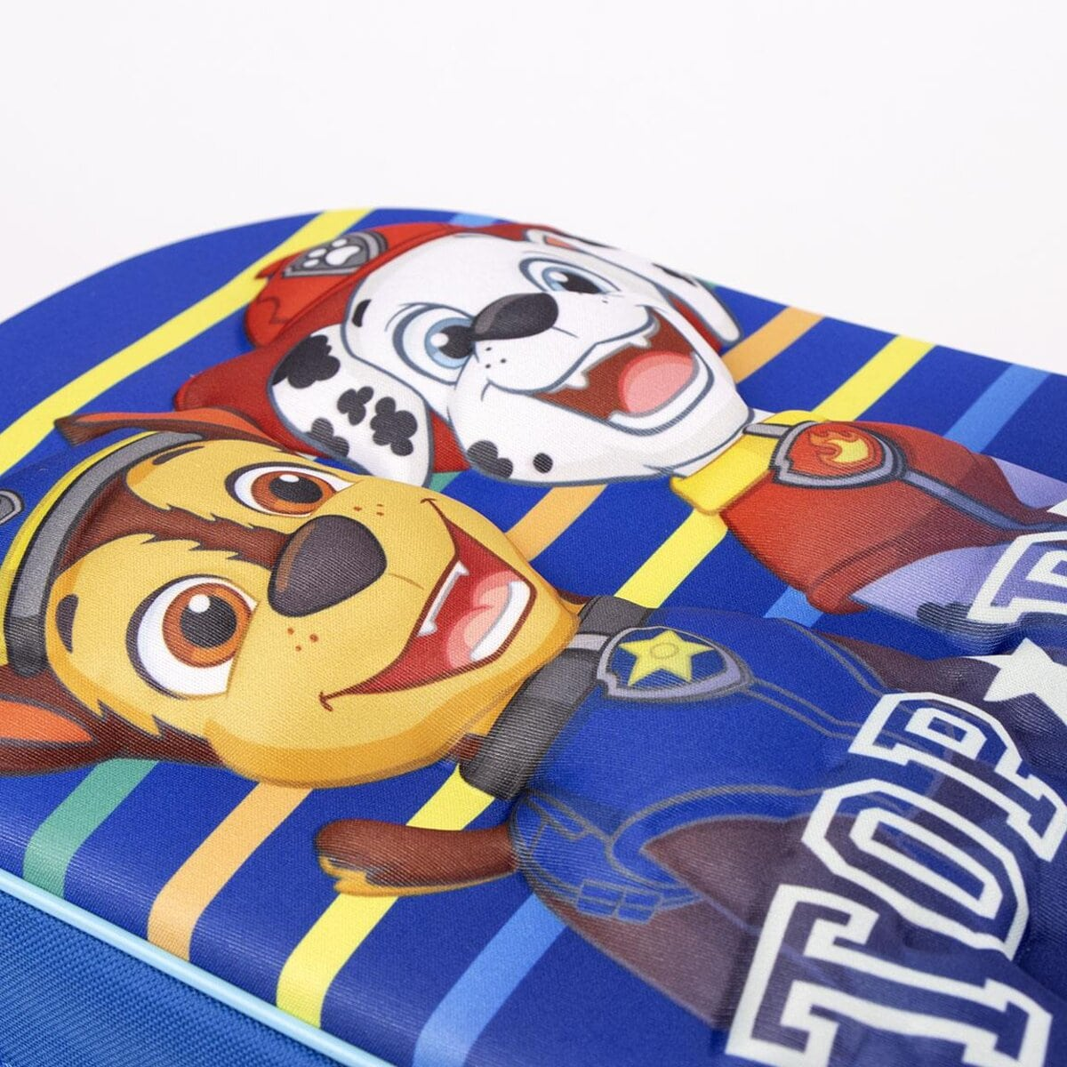 Nahaufnahme eines blauen Paw Patrol-Rucksacks. Cartoon-Hunde sind auf der Vorderseite abgebildet.