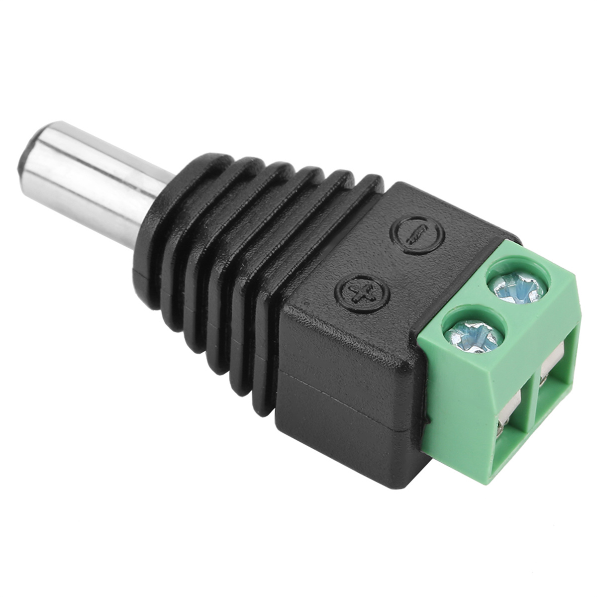 Ein schwarzer und grüner Stecker. Er hat einen Metallstift und Schraubklemmen.