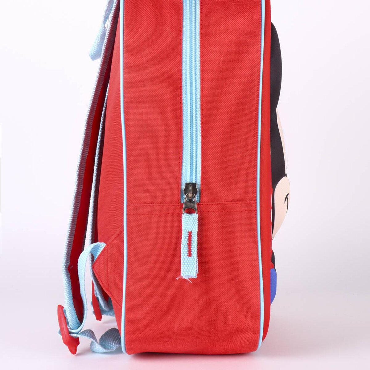 Una mochila roja de Mickey Mouse. La mochila tiene cremallera y correas azules.