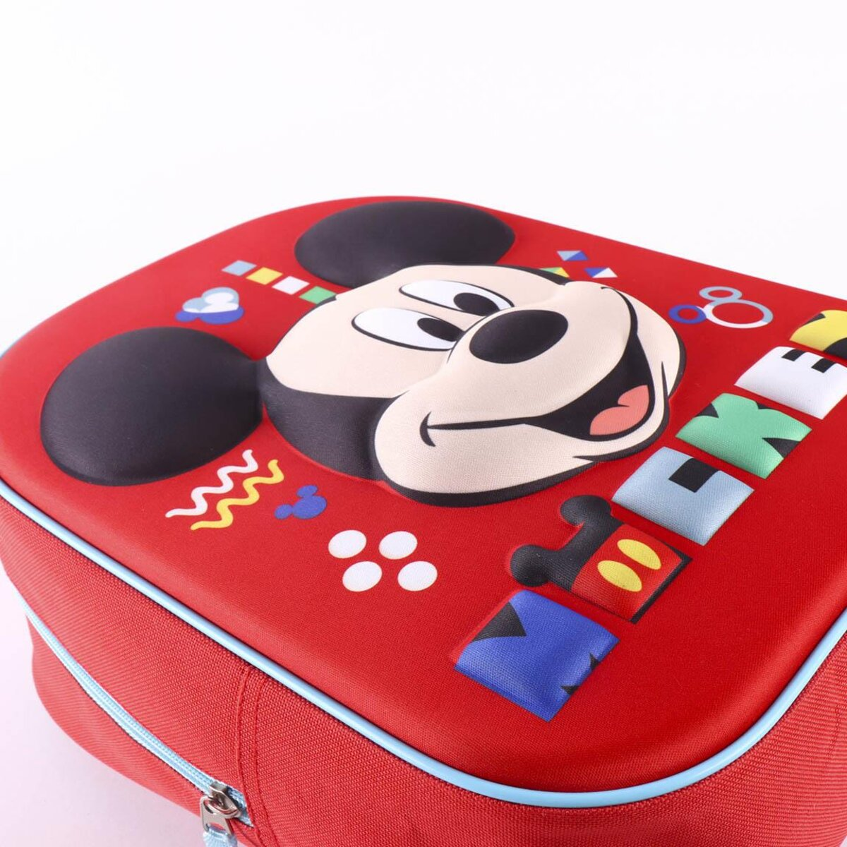 Mochila roja de Mickey Mouse con la cara de Mickey. Cremallera azul claro.
