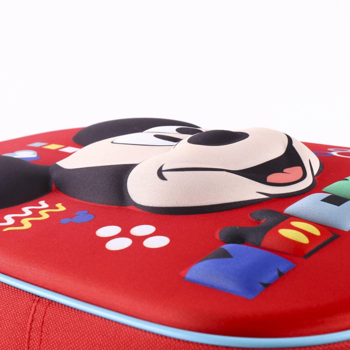 Primer plano de una mochila roja con una cara de Mickey Mouse en 3D. La imagen es desde un ángulo alto.