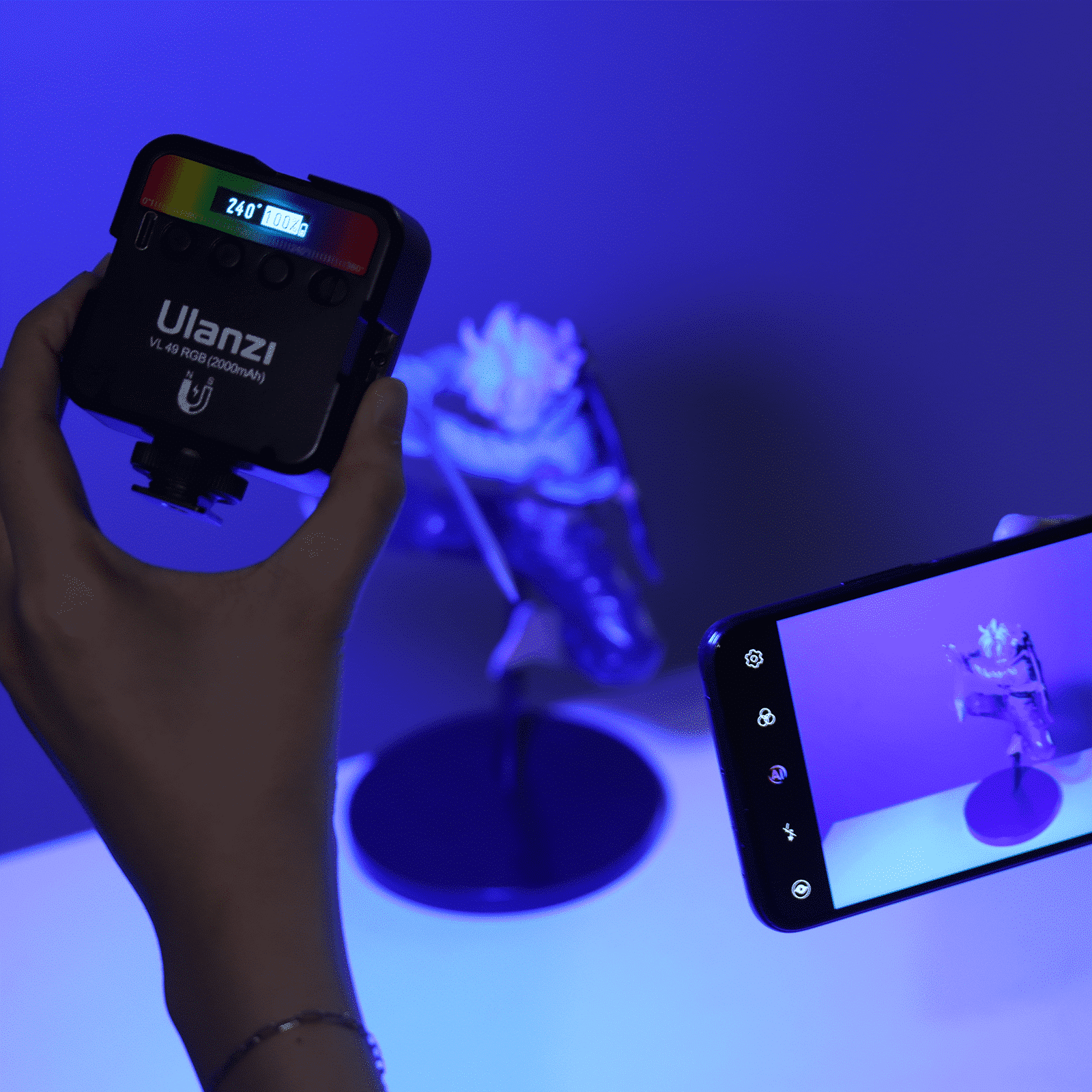 Ręka trzymająca czarne światło z telefonem. Kolorowe światło jest na czarnym świetle.