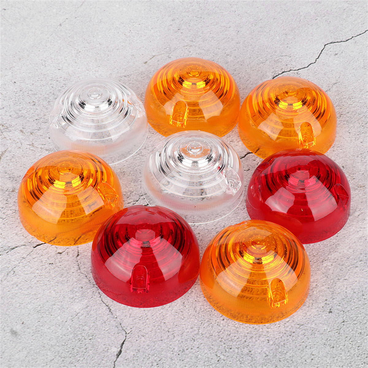 Mehrere orangefarbene und klare runde Lichter. Es gibt auch rote und klare Lichter.