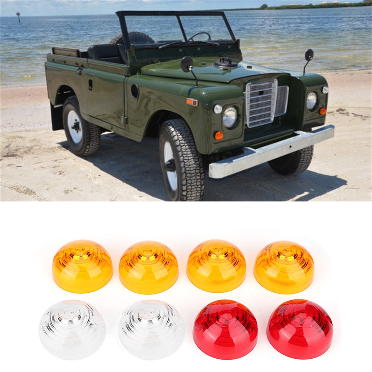 Ein olivgrüner Oldtimer am Sandstrand mit Ozean im Hintergrund und ein Satz Lichter.