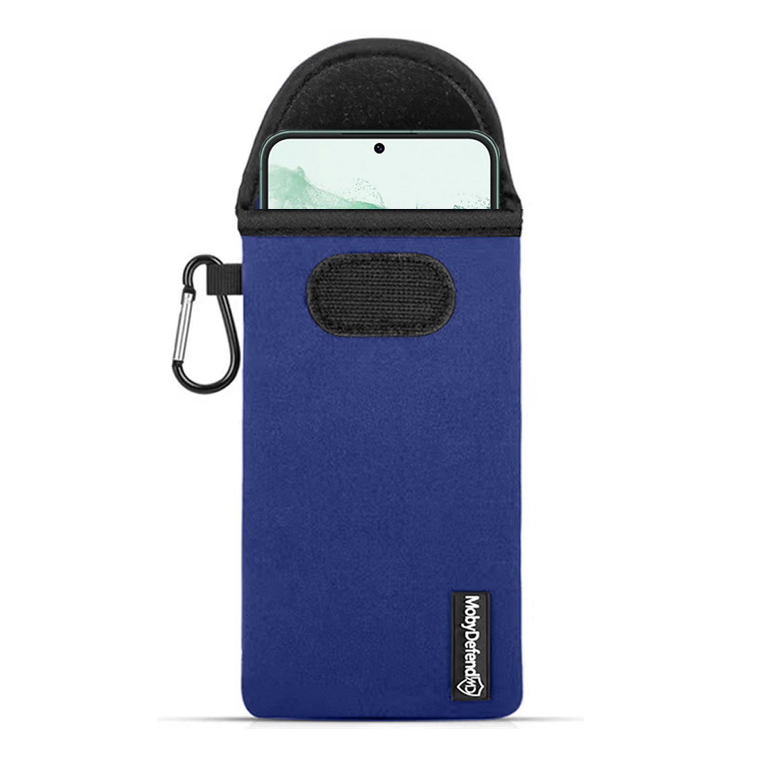 Blauwe telefoonhoes met een zwarte rand. Een telefoon is in de hoes geplaatst. Een karabijnhaak is bevestigd.