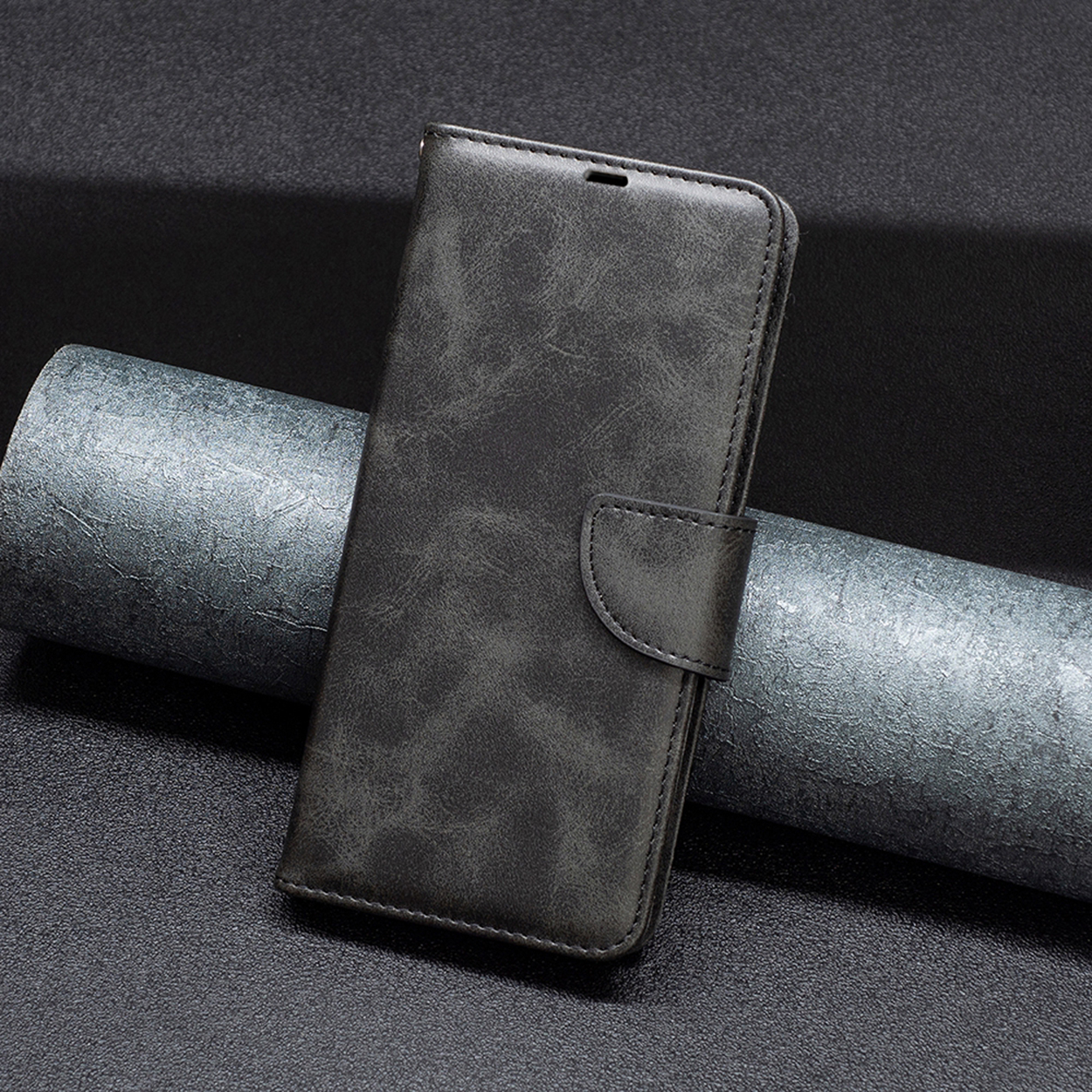 Étui de téléphone gris fermé. L'étui a un aspect texturé, semblable au cuir, avec une fermeture magnétique.