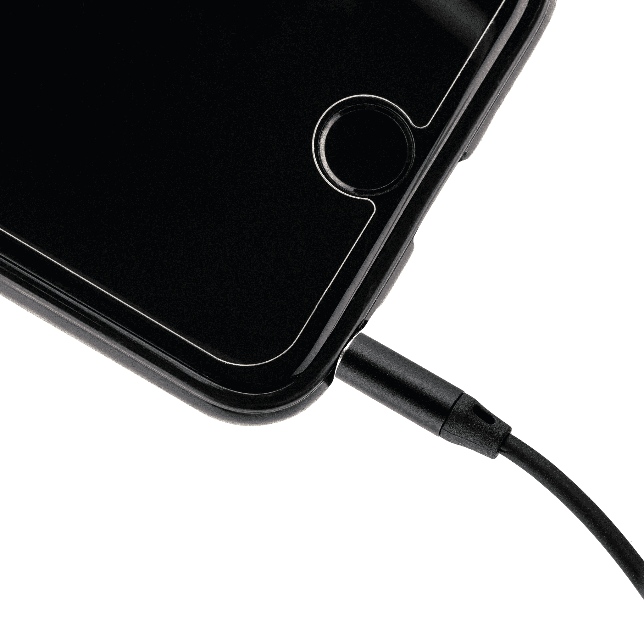 Een zwarte telefoon met een kabel aangesloten. De telefoon ligt op een donkere ondergrond.