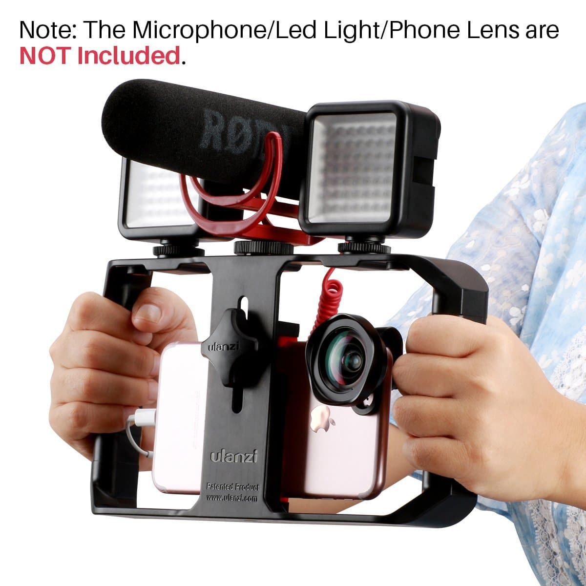 Een telefoonrig met een microfoon en lampen. De telefoon en de lampen worden door handen vastgehouden.