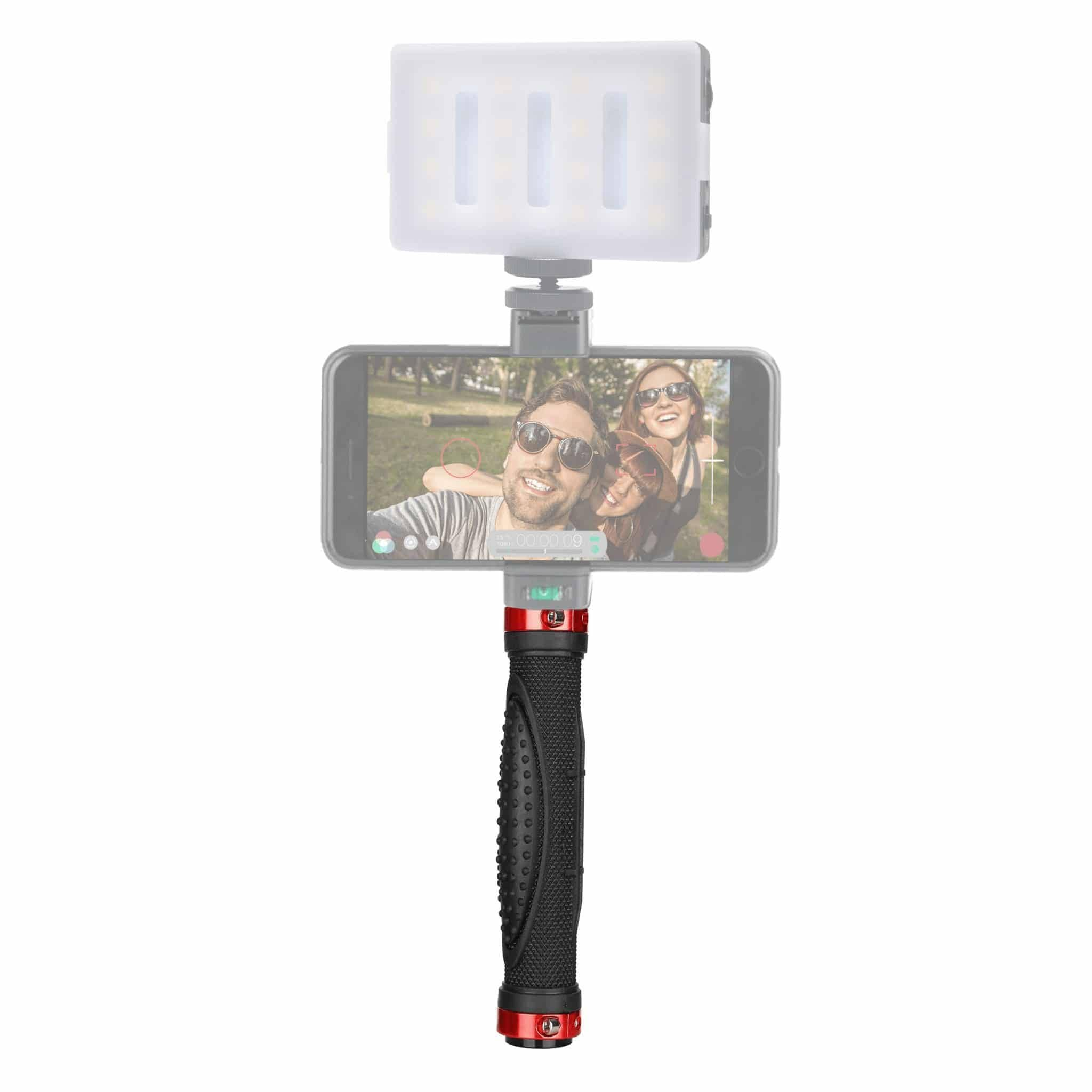 Selfiestick met telefoon, licht en mensen op het scherm. Zwarte handgreep met rode accenten.