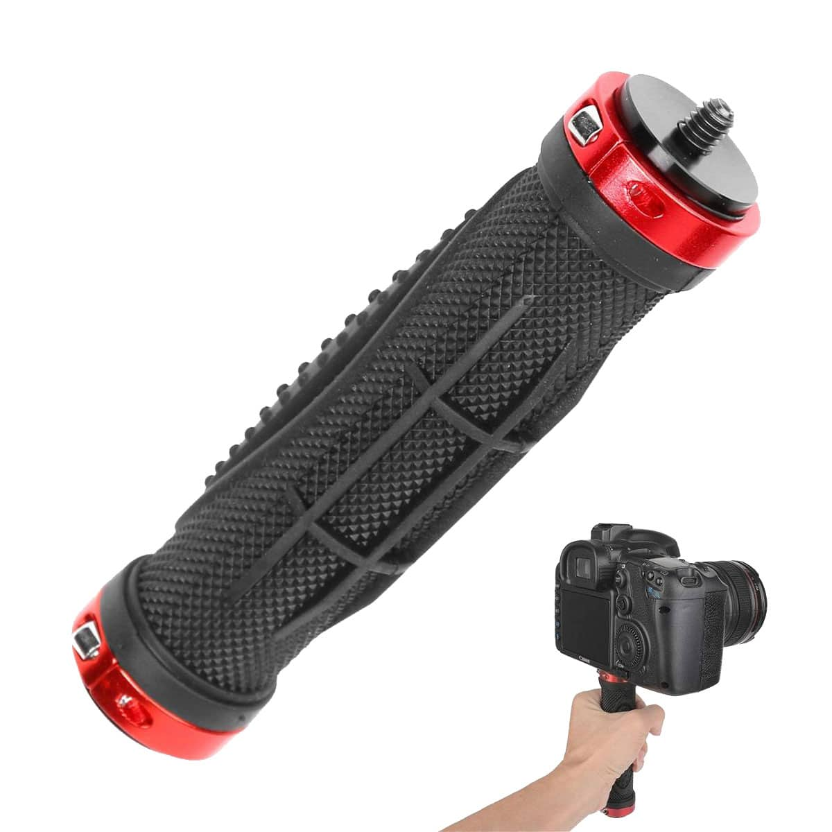 Een zwarte en rode cameragrip met een camera eraan, vastgehouden door een hand. Witte achtergrond.