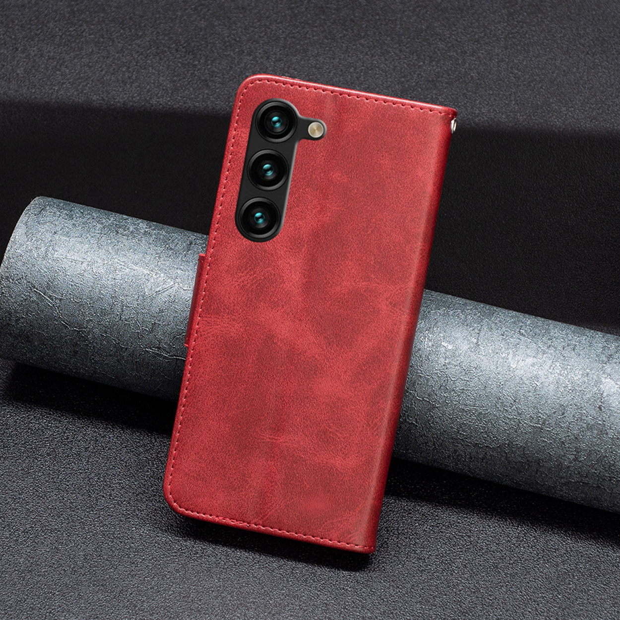 Coque rouge avec anneau noir. Design angulaire avec triple caméra.
