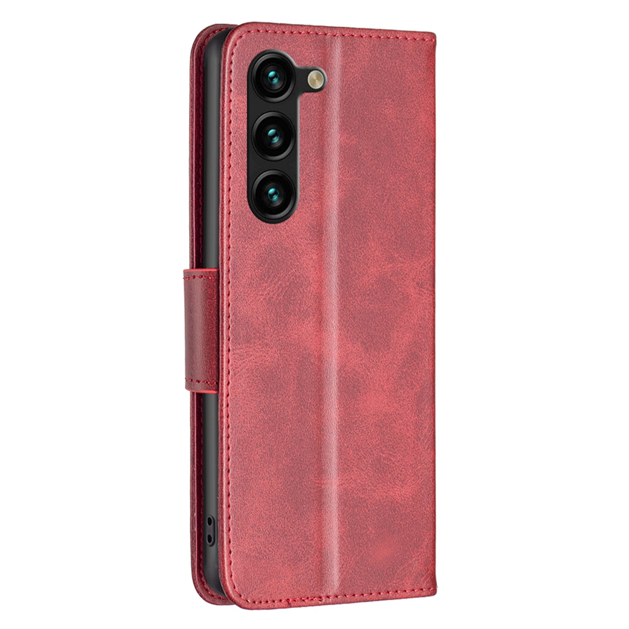 Étui de téléphone en cuir rouge avec fermoir magnétique. Il a trois lentilles de caméra à l'arrière.