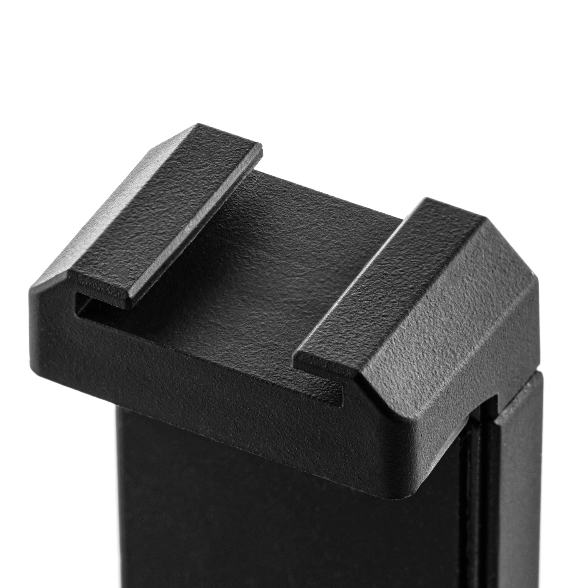 Close-up van een zwarte plastic telefoonhouder. Hij heeft een montagebeugel aan de bovenkant.