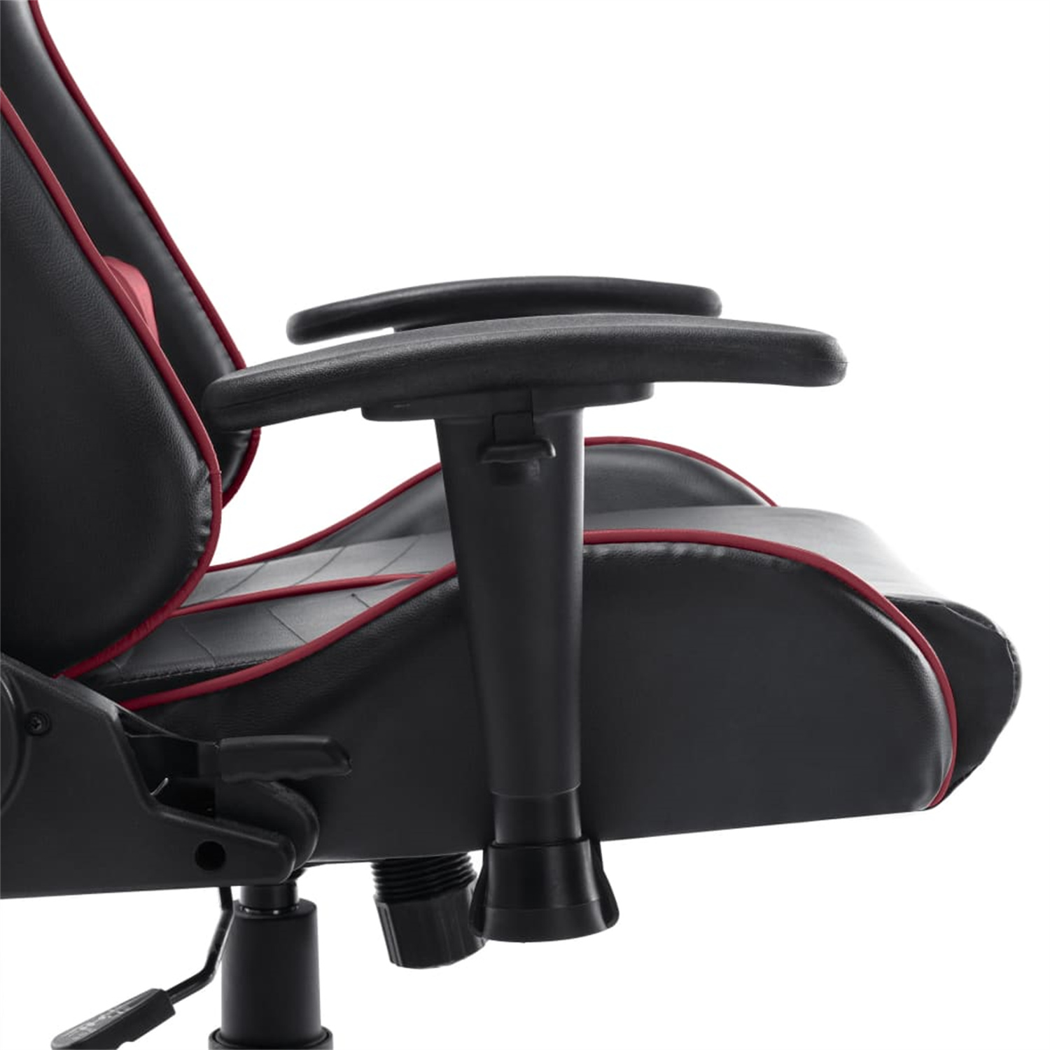 Nahaufnahme der Armlehne eines schwarz-roten Gaming-Stuhls, die Designdetails zeigt.