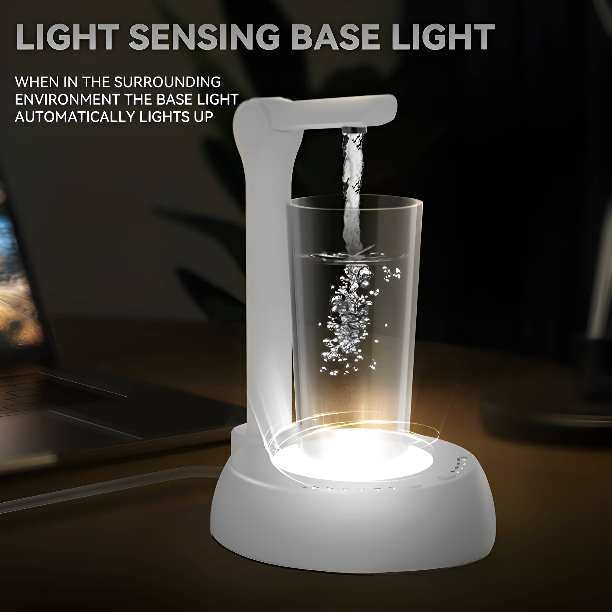 Eine weiße Lichtbasis mit einem Glas und Wasser. Ein Licht scheint durch das Wasser.