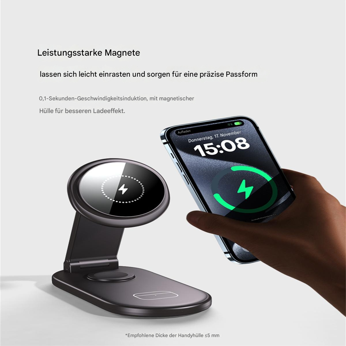 Eine Ladestation mit Telefon und Ladepad. Eine Hand hält das Telefon und zeigt das Ladesymbol.