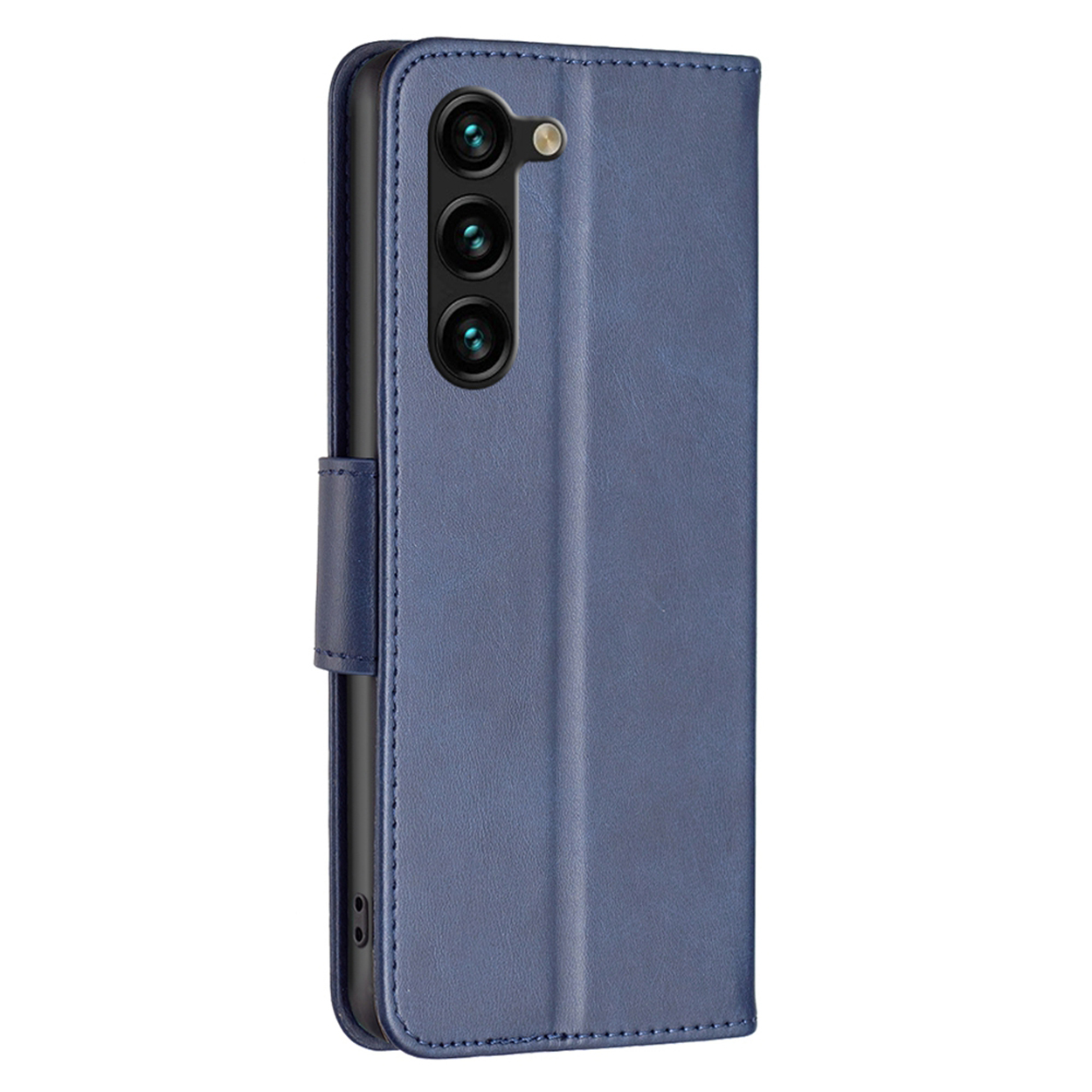 Blauwe leren telefoonhoes gesloten. De telefoon heeft meerdere camera's en een knop.
