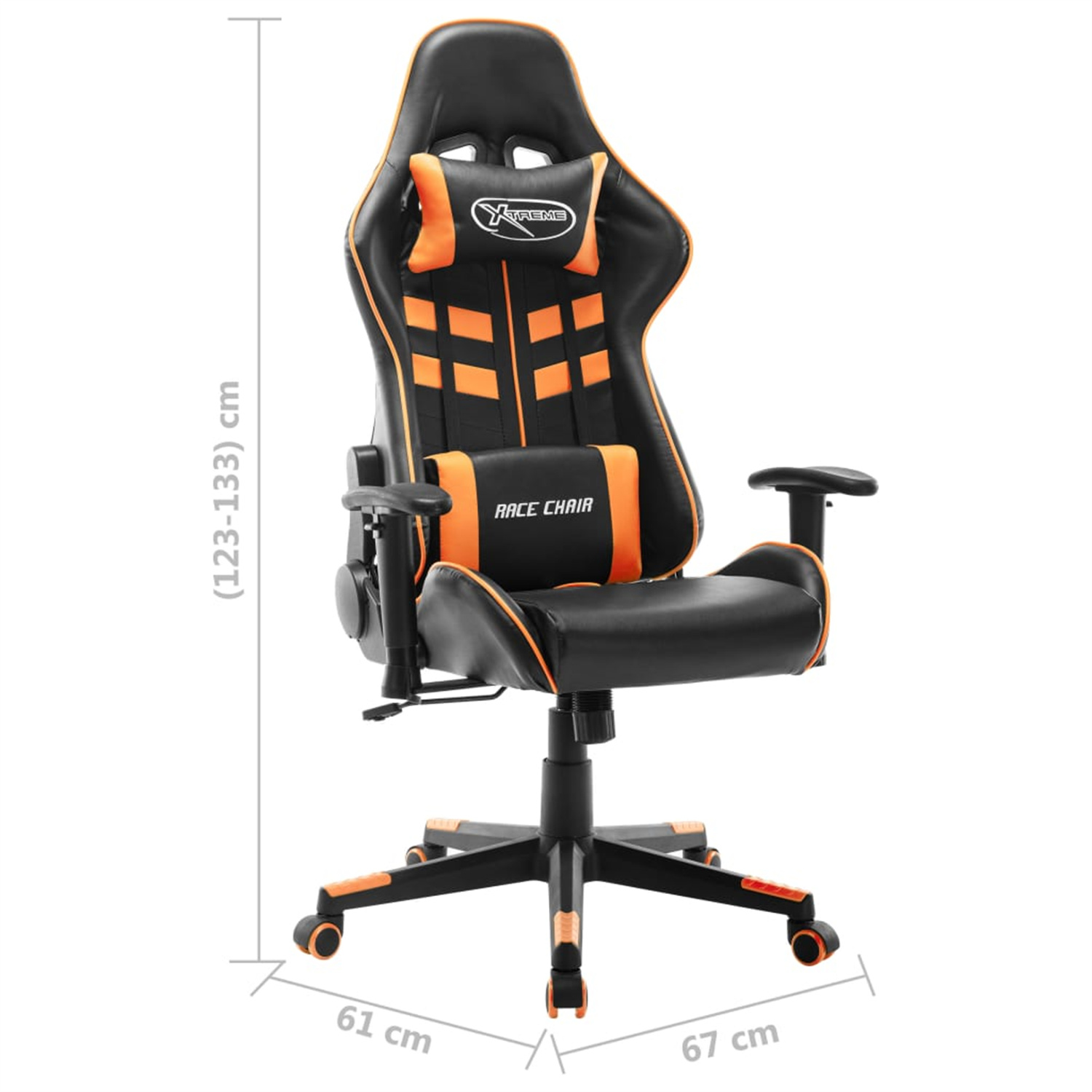 Schwarzer und orangener Gaming-Stuhl. Schwarzes Gestell mit orangenen Rollen. Weißer Hintergrund.