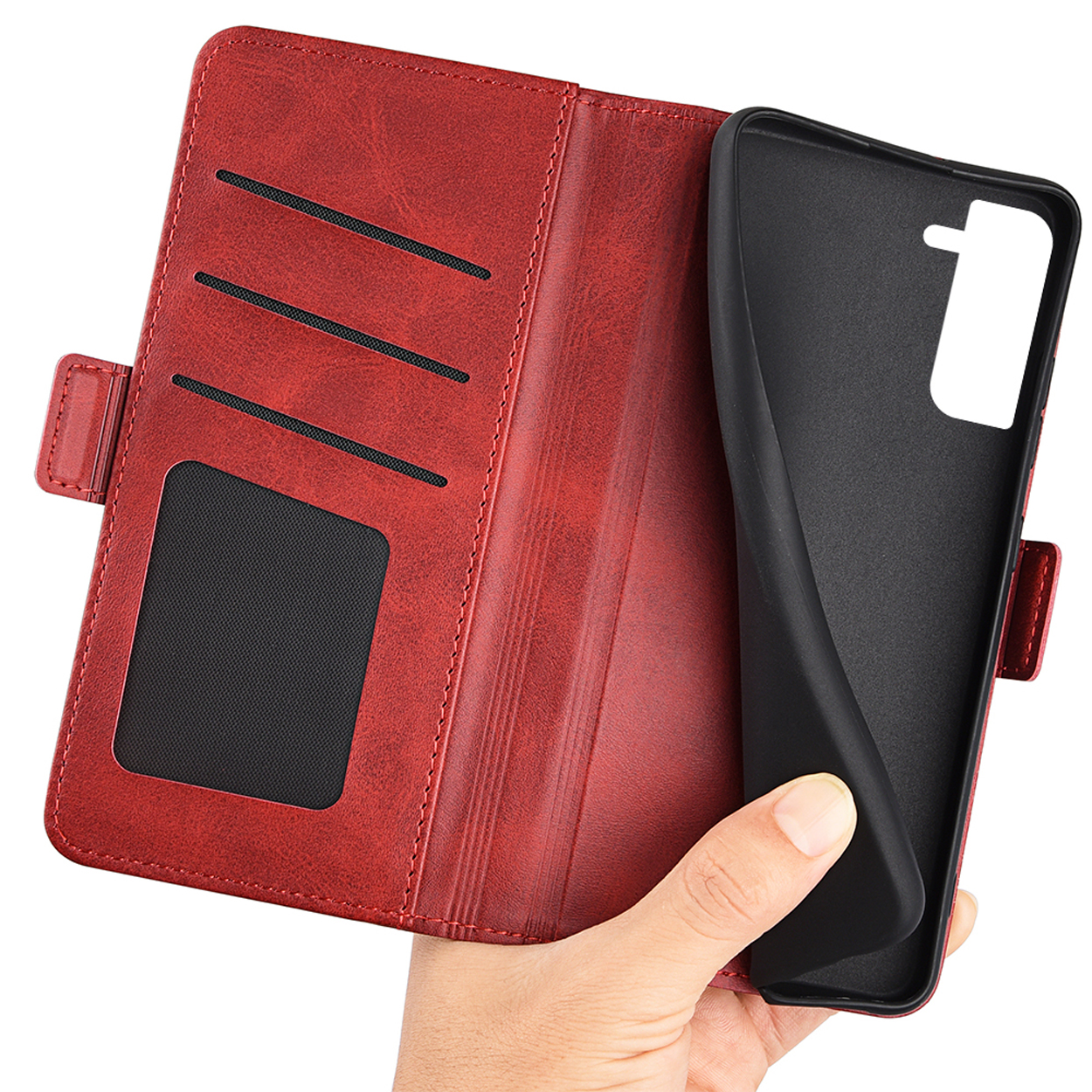 Étui de téléphone en cuir rouge ouvert, avec téléphone et emplacements pour cartes. L'étui est dans la main.
