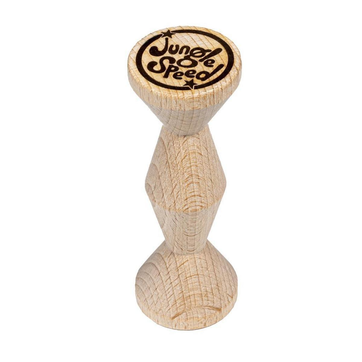 Juguete de peonza de madera con texto Jungle Speed. Fondo blanco.
