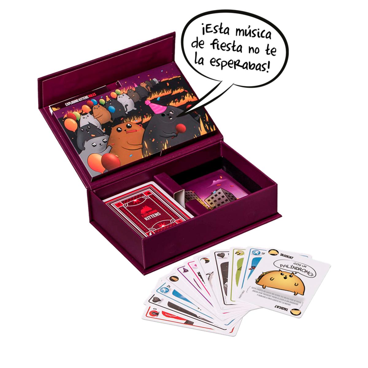 Un juego de mesa en caja con cartas y un bocadillo en español. Fondo blanco.