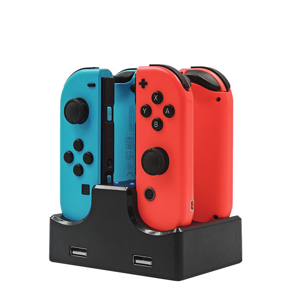 Blaue und rote Nintendo Switch Joy-Cons auf einer schwarzen Ladestation mit weißem Hintergrund.