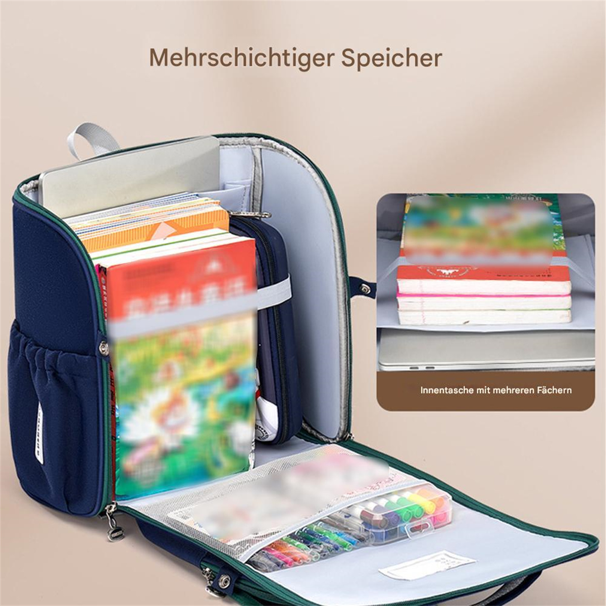 Blauer Rucksack geöffnet, gefüllt mit Büchern, Federmäppchen und Laptop. Text auf Deutsch.