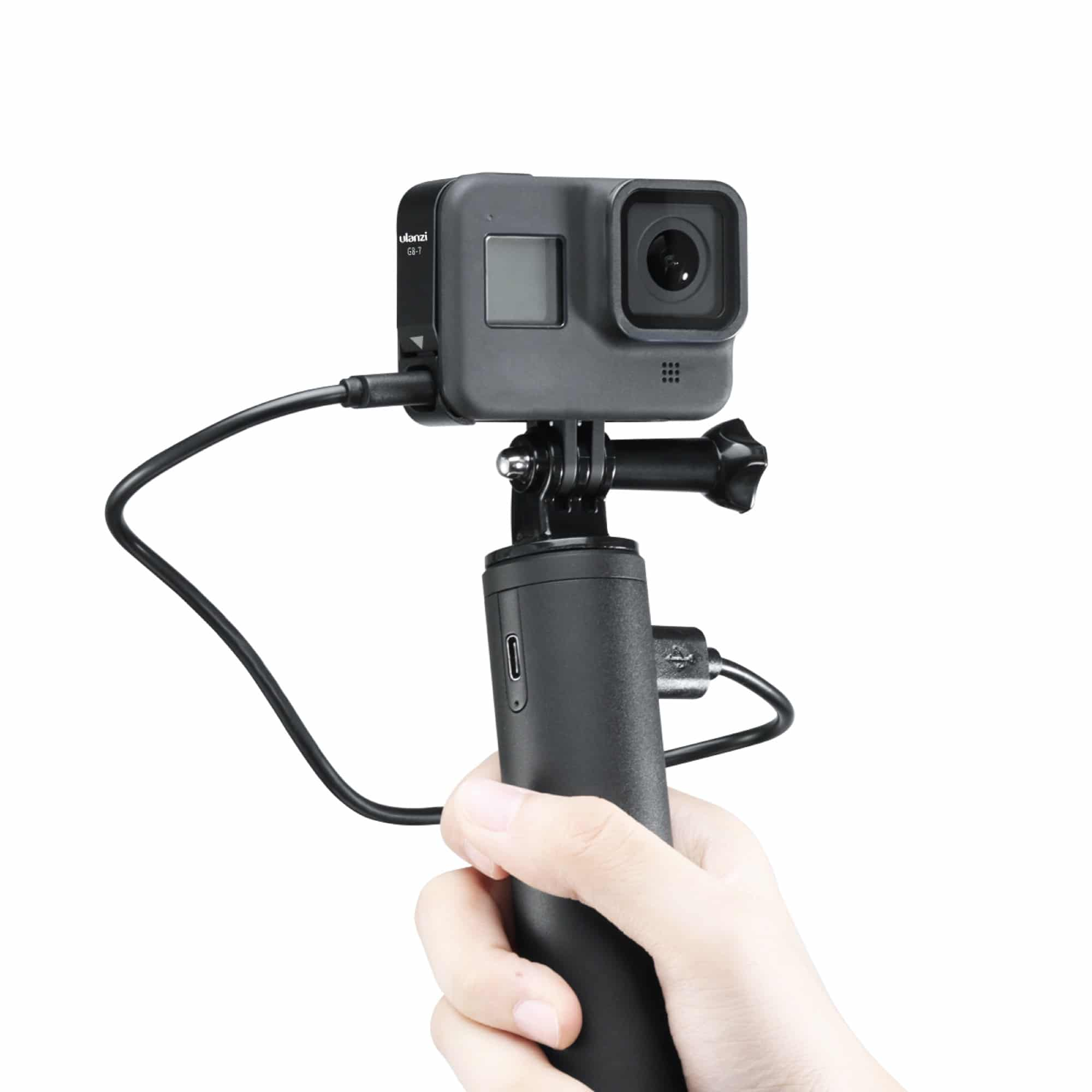 Hand die een zwarte camera vasthoudt met een microfoon bevestigd op een witte achtergrond.