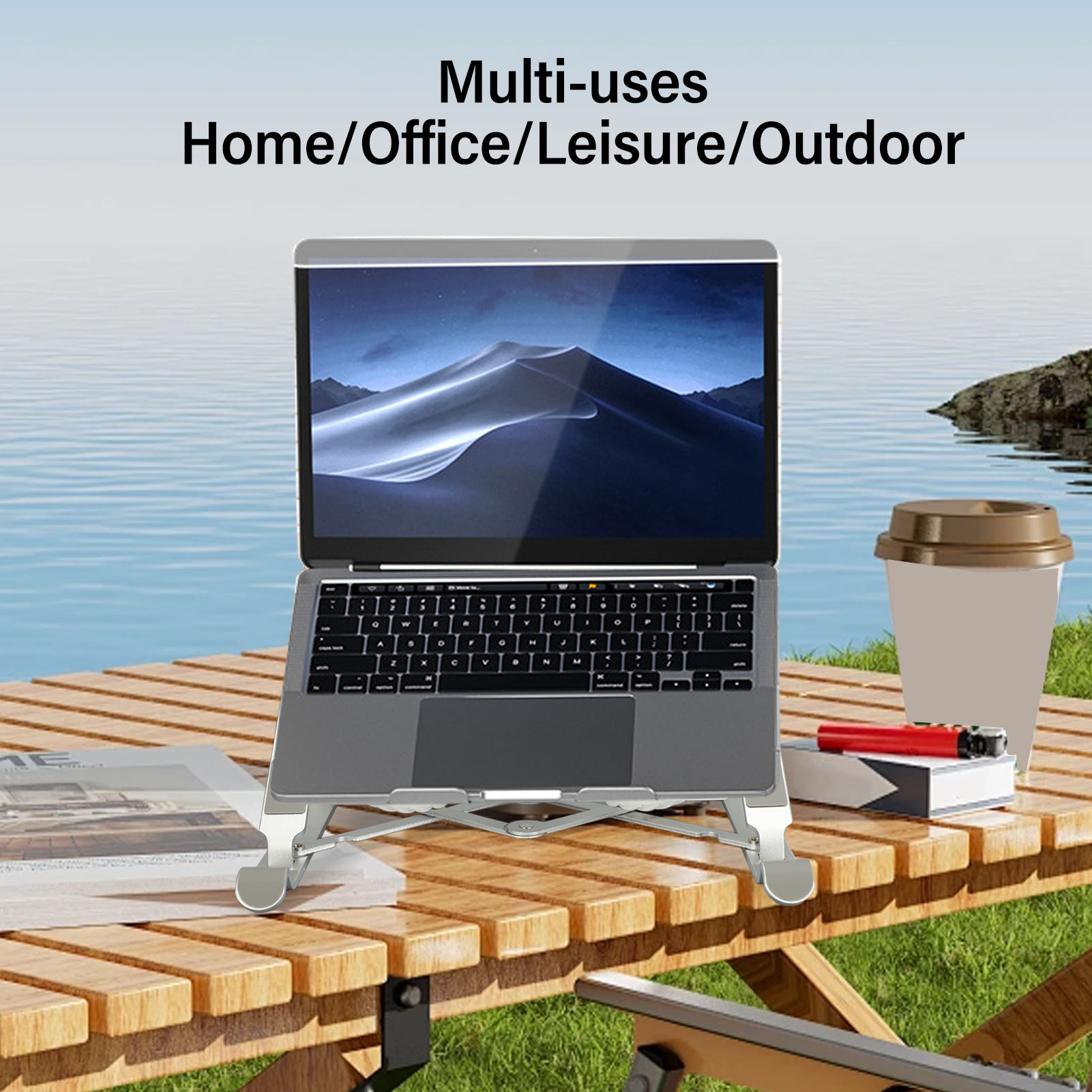 Ein Laptop auf einem Tisch mit einer Tasse und dem Meer im Hintergrund.