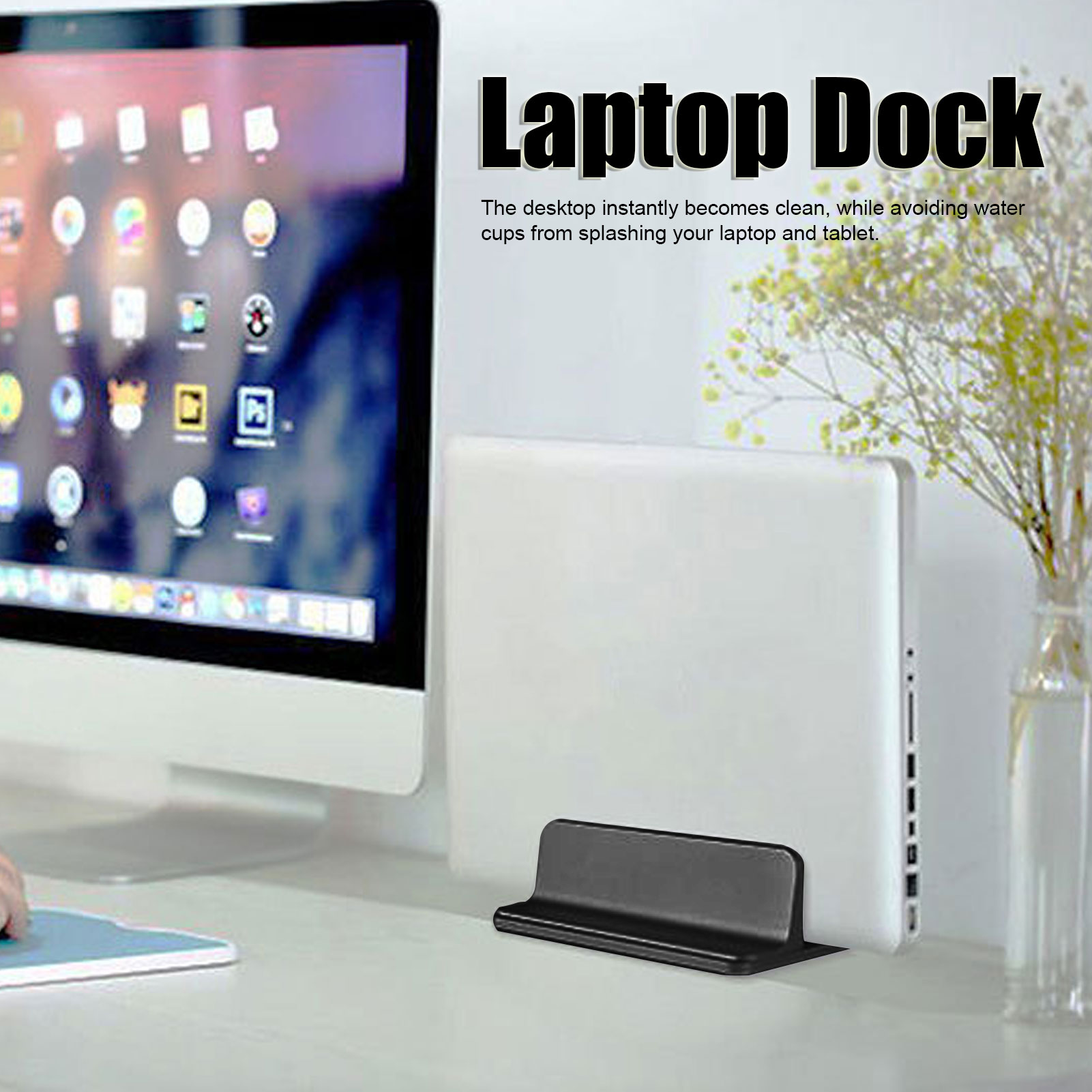Laptop in schwarzem Dock auf Schreibtisch. Text 'Laptop Dock' oben. Blumenvase auf dem Tisch.