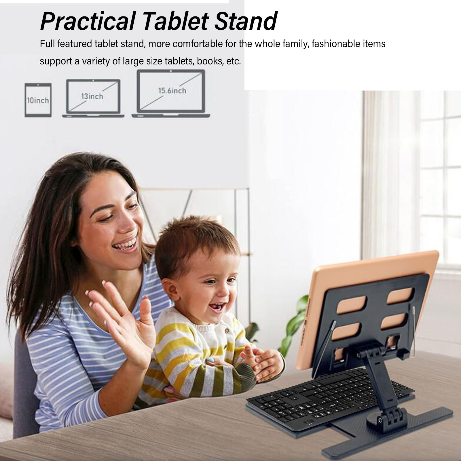 Eine Frau und ein Junge schauen auf ein Tablet, mit Tastatur und Tablet-Ständer auf dem Tisch.