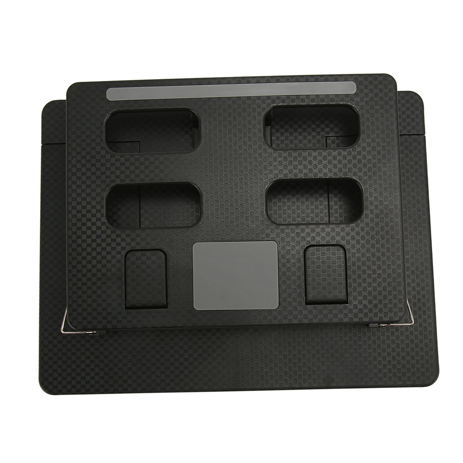 Ein schwarzer, karierter Laptop-Schreibtisch wird von oben gezeigt. Es hat Schlitze und ein graues Pad.