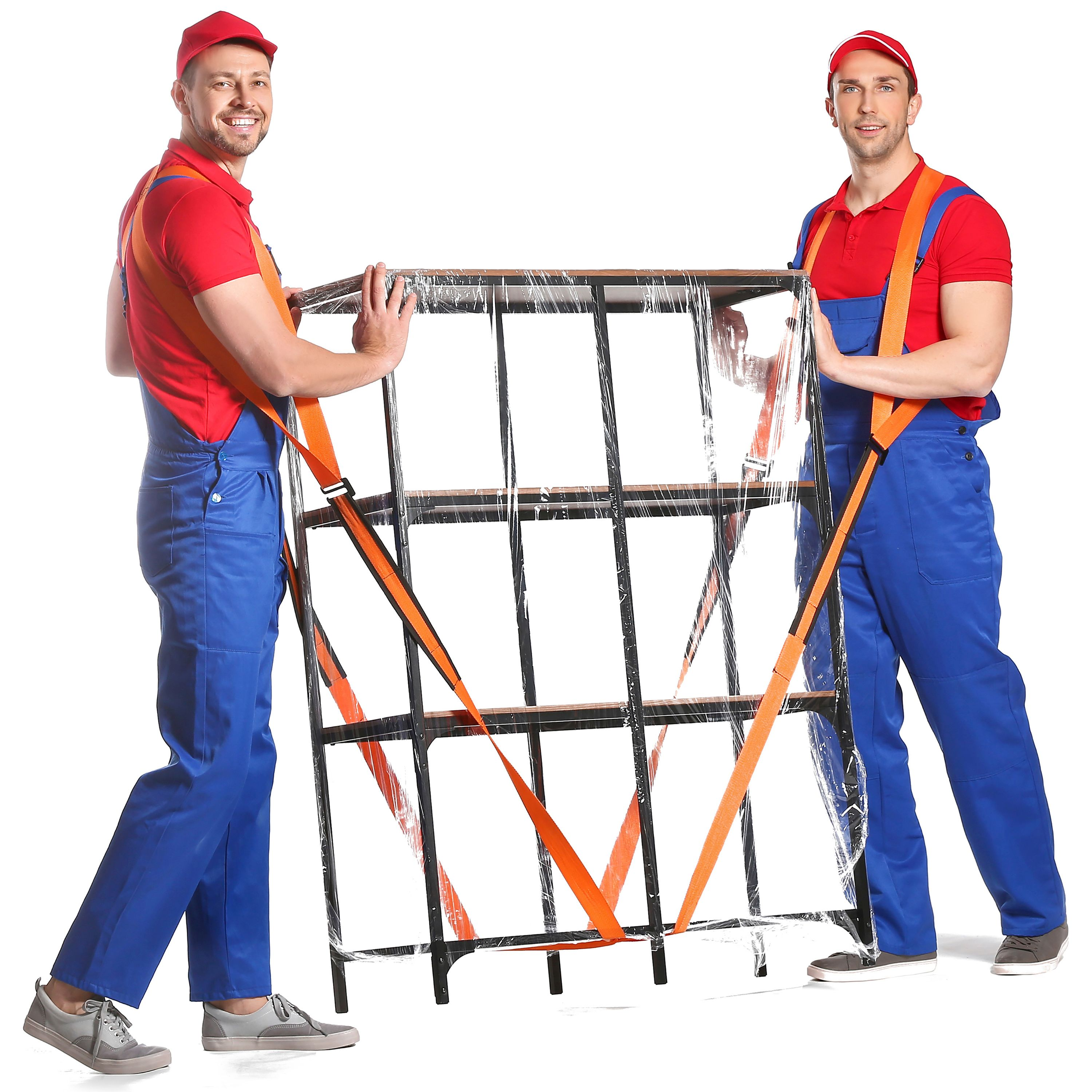 Zwei Umzugshelfer in roten Hemden und blauen Overalls tragen ein verpacktes Regal. Sie halten es fest.